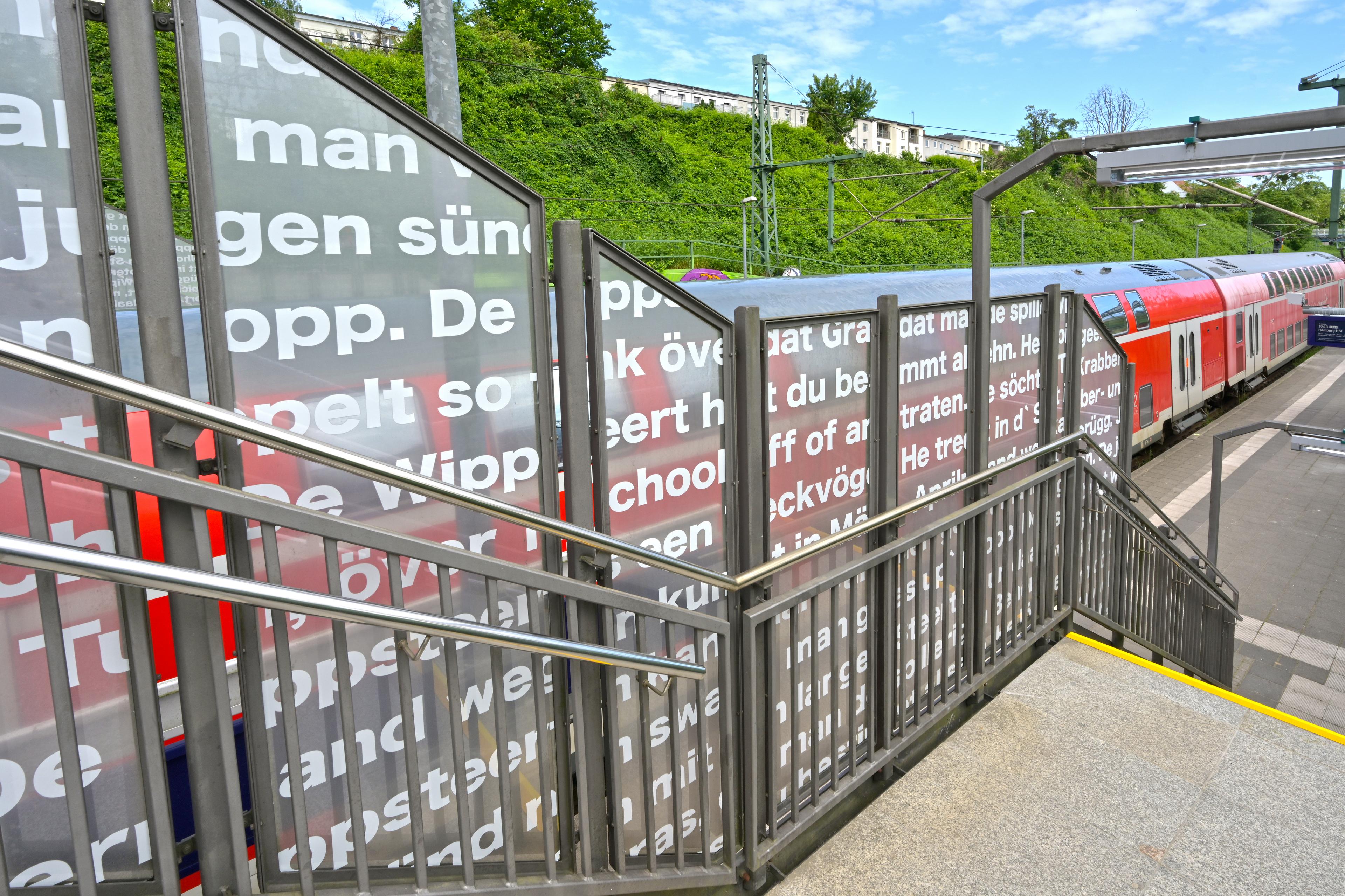 Der Bahnhof Schwerin Mitte nach der Neugestaltung der Bahnsteigzugänge.