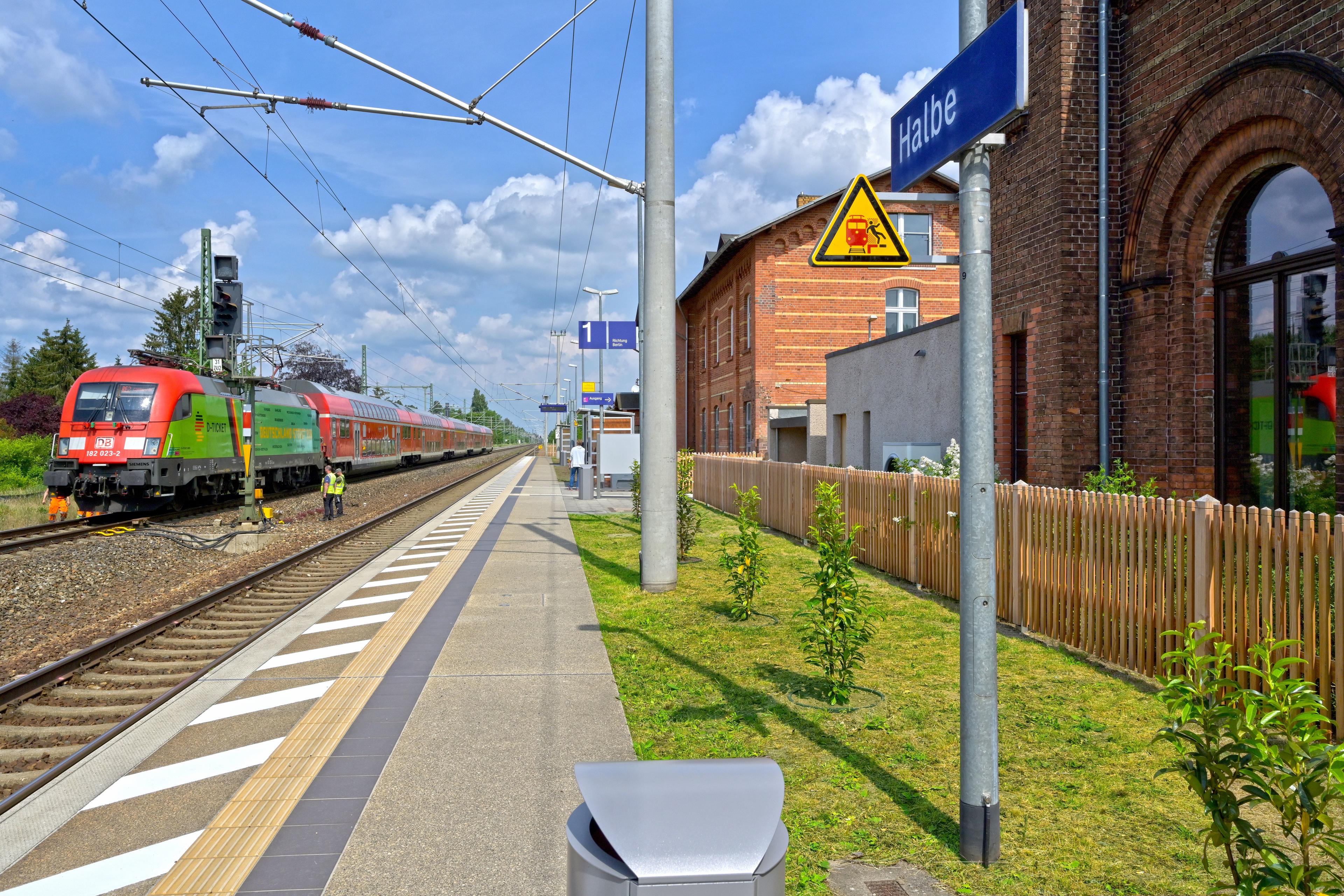 Der neu angelegte Grünstreifen am Bahnhof Halbe nach der Fertigstellung.