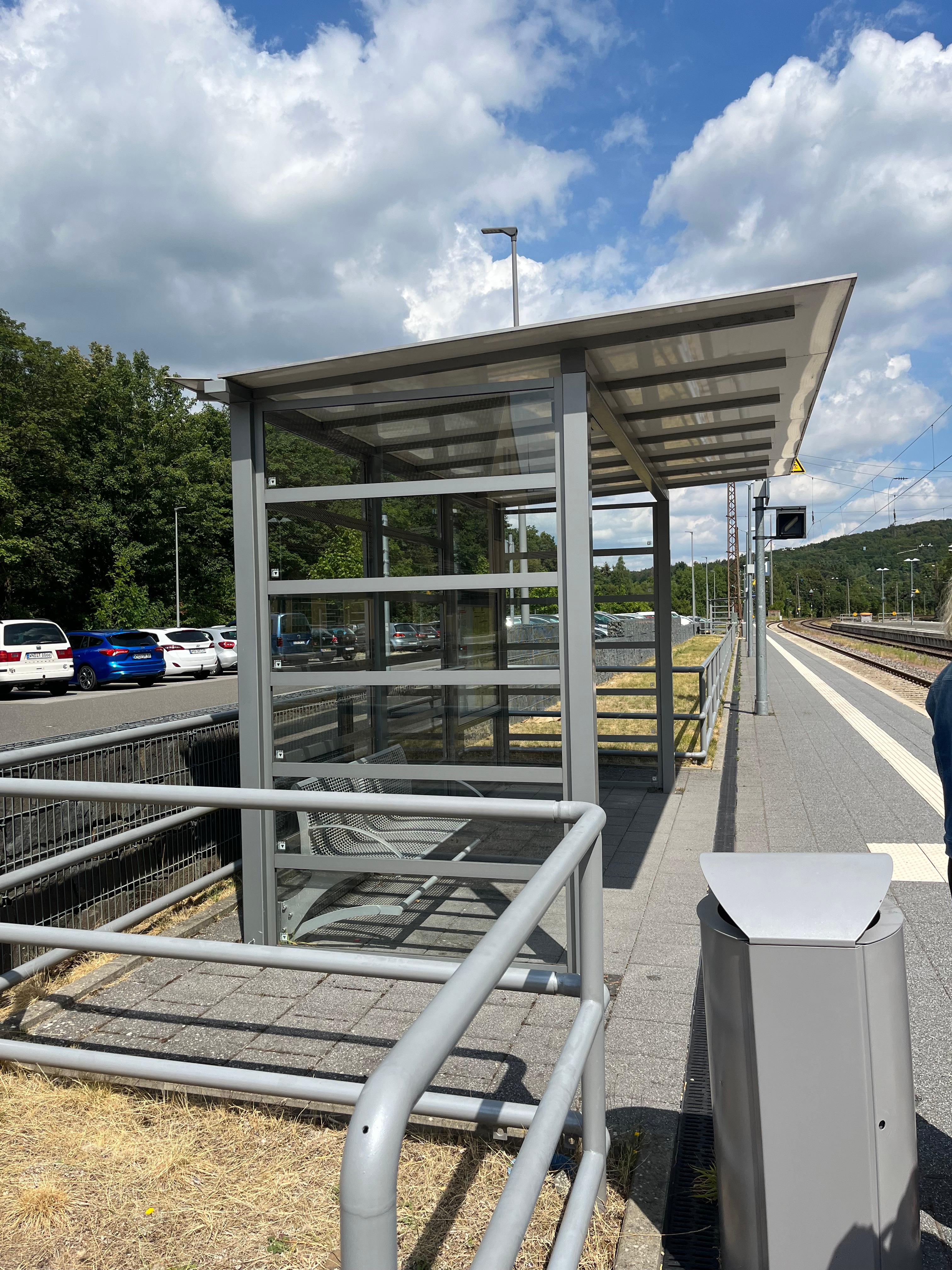 Blick auf die Wetterschutzhäuschen am Bahnhof Türkismühle vor der Sanierung.