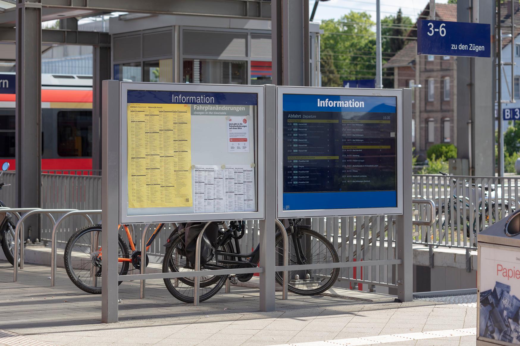 Eine digitale Fahrgastinformation am Bahnsteig.