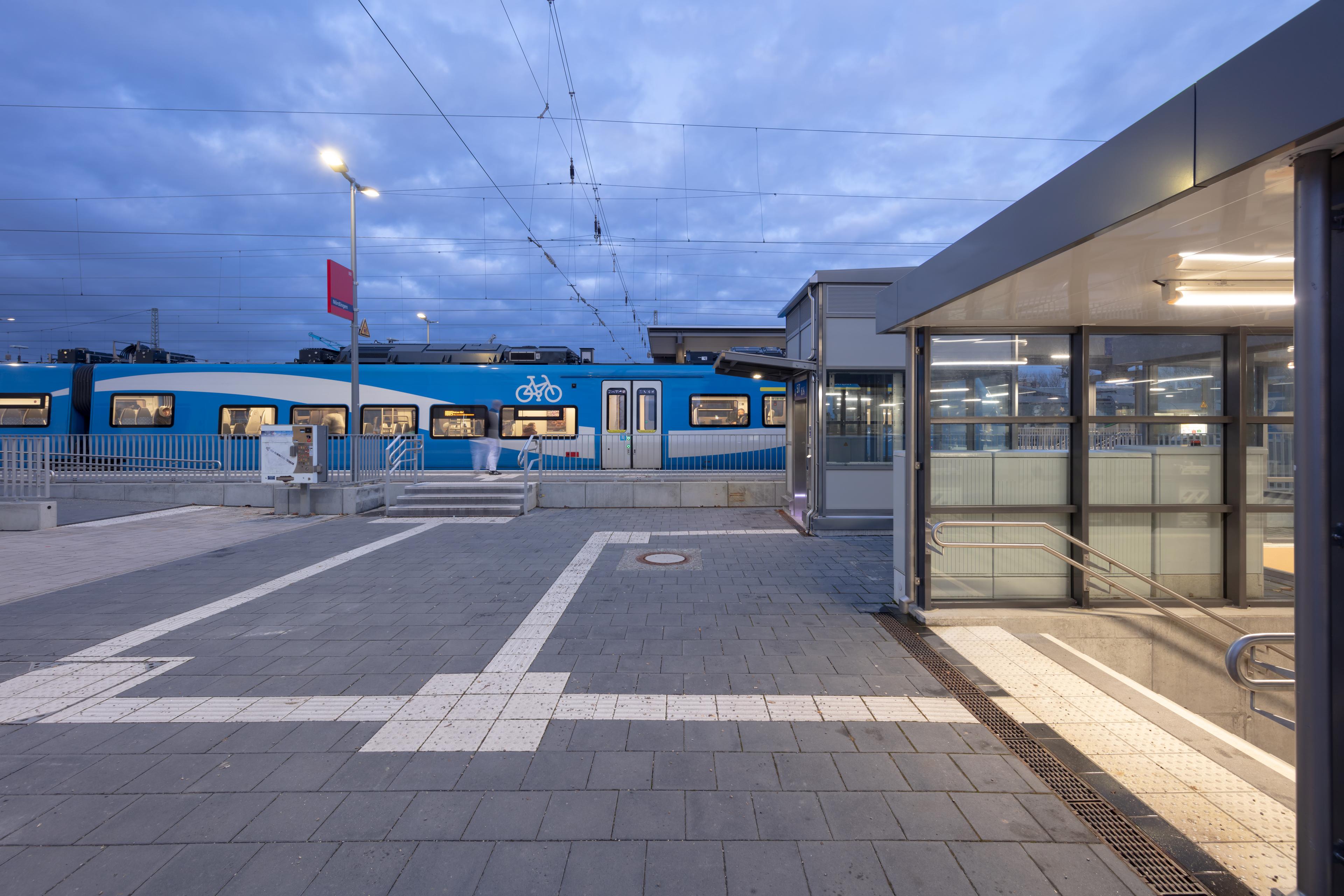 Blindenleitstreifen vor dem Bahnsteig in Nördlingen.