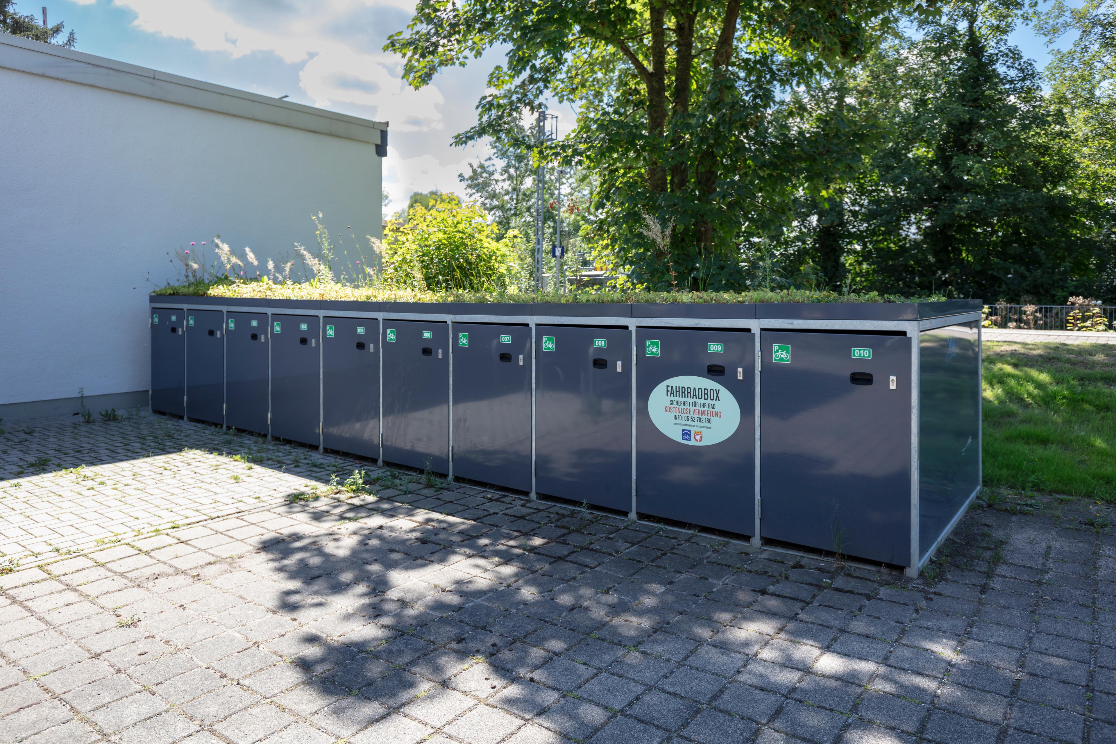 Fahrradboxen auf den Bahnhofsvorplatz am Bahnhof Hessisch Oldendorf.