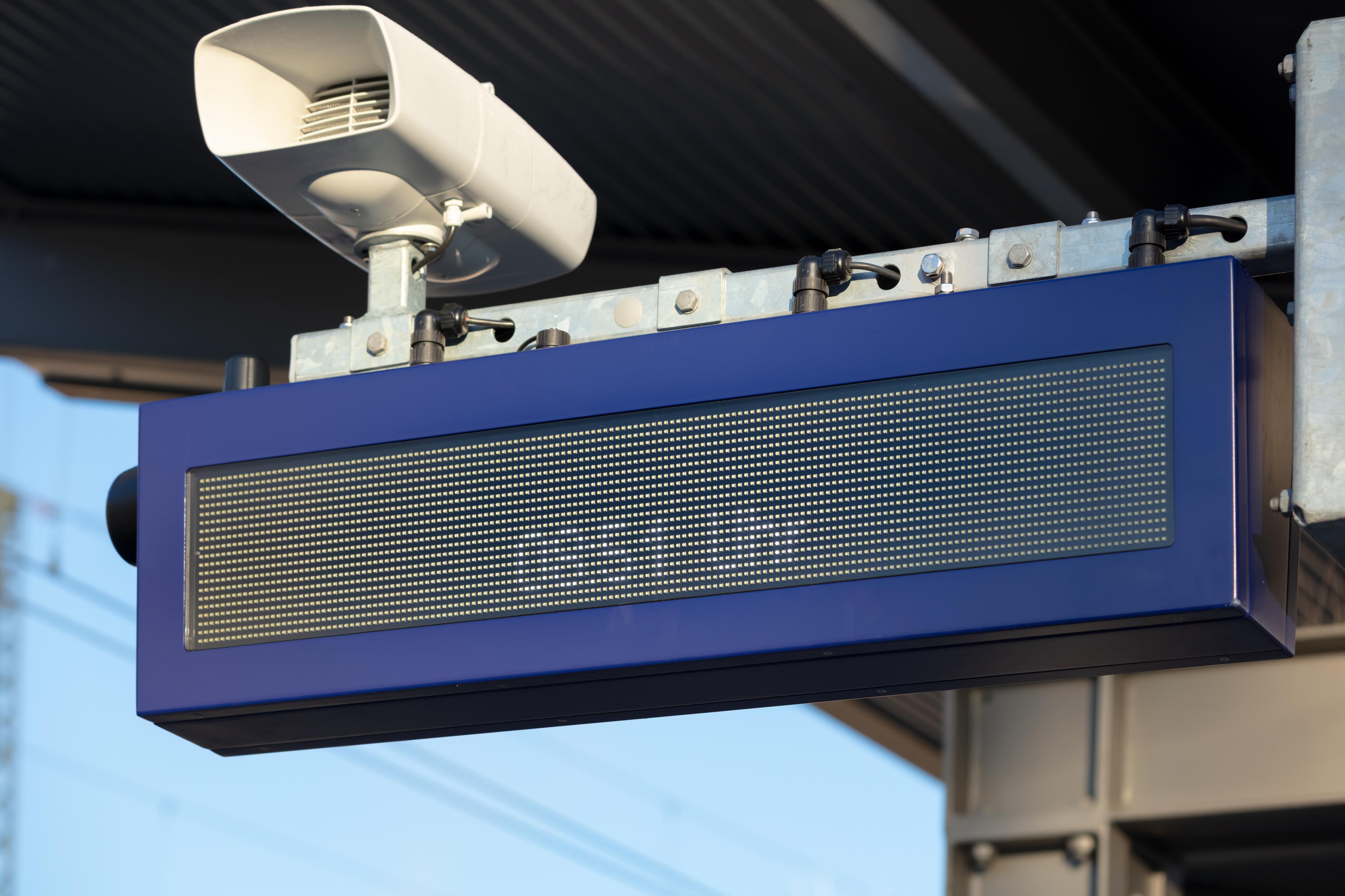 Neuer Zugzielanzeiger am Bahnhof Riedstadt-Wolfskehlen. 