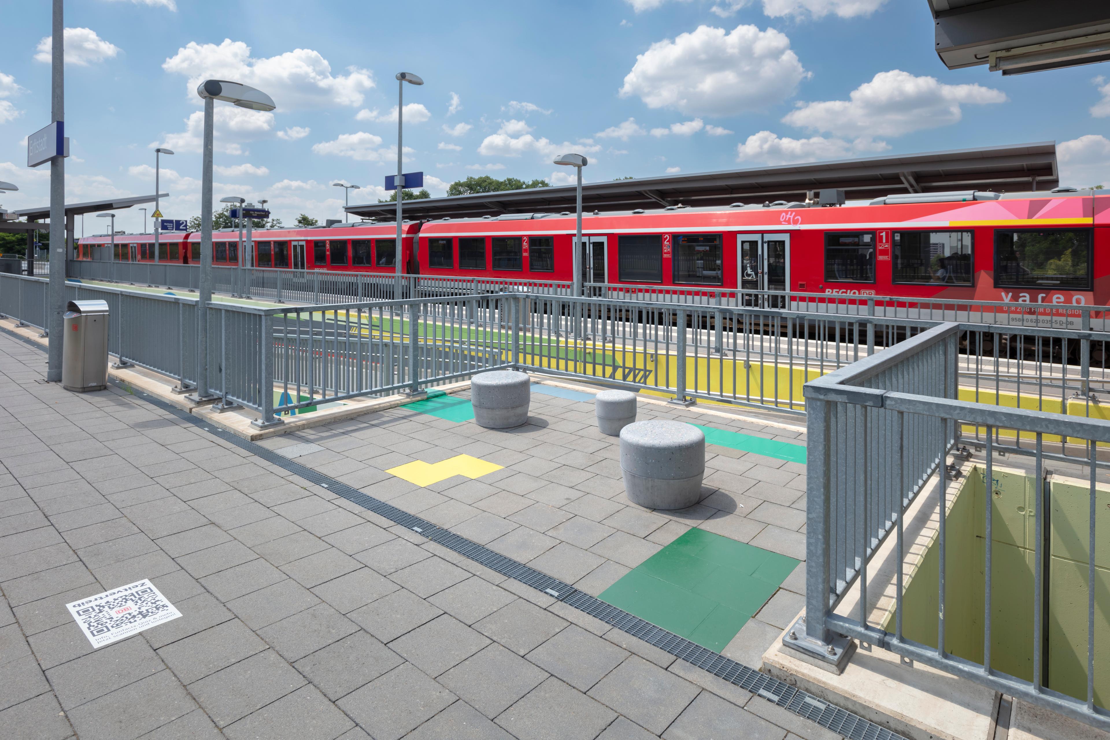 Der Blick auf das Wartemobiliar an einem Bahnsteig des Bahnhofs Erftstadt nach der Aufwertung