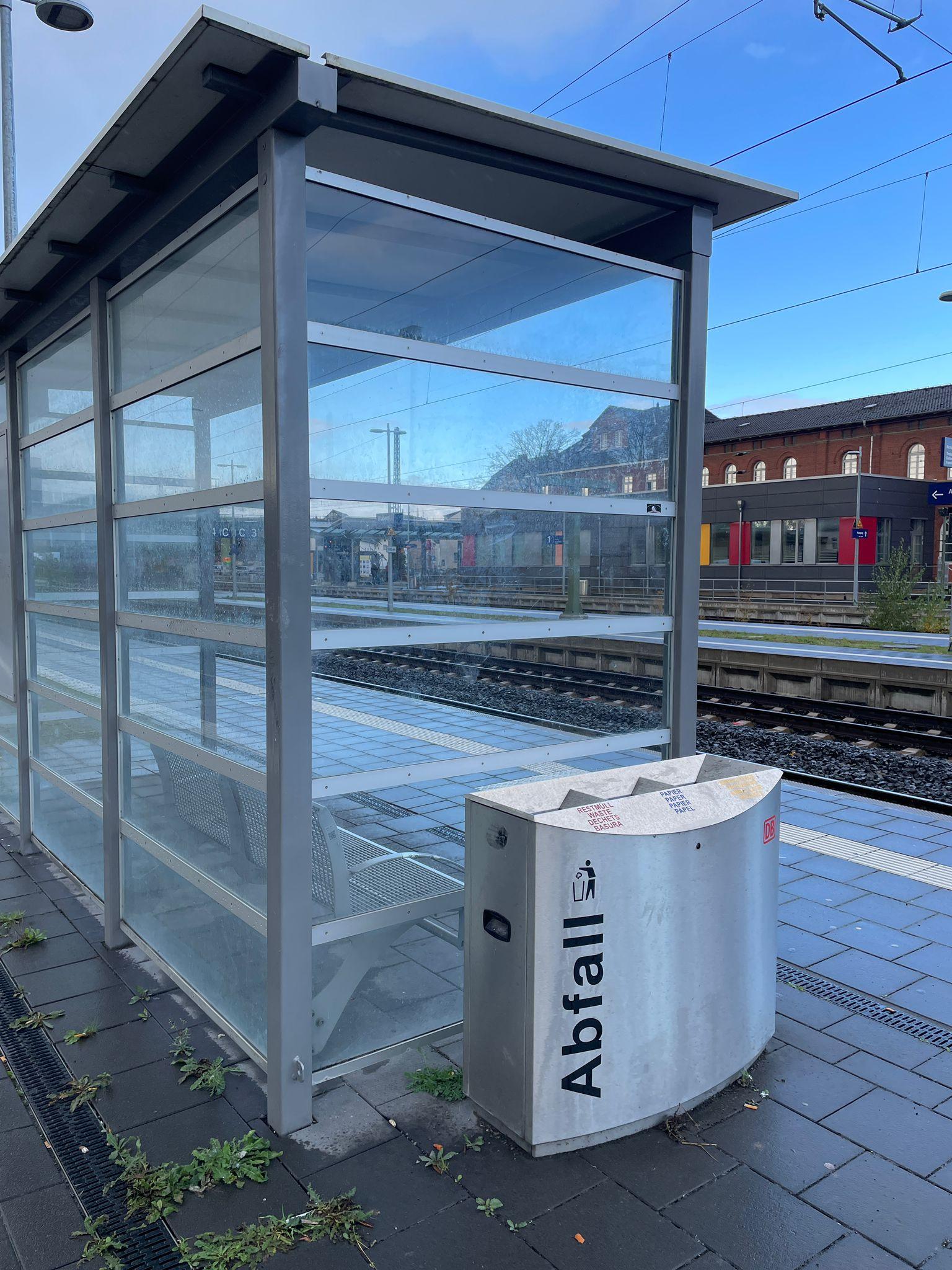 Wetterschutzhäuschen ohne Folierung vor der Umgestaltung.