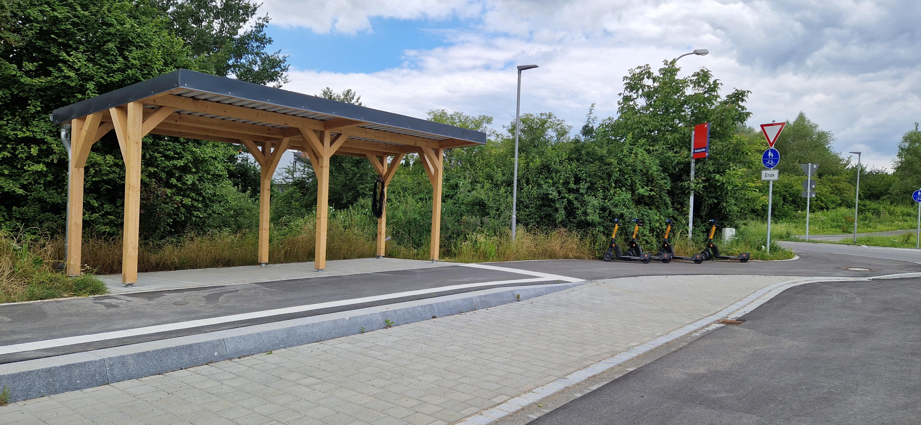 Park+Ride-Anlage am Bahnhof Straubing Hafen kurz vor der Fertigstellung.