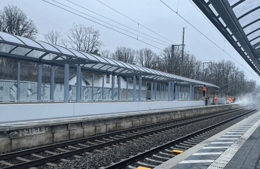 Letzte Baumaßnahmen am Bahnhof Zeppelinheim kurz vor der Fertigstellung: Der Bahnsteig wird saniert und modern gestaltet.