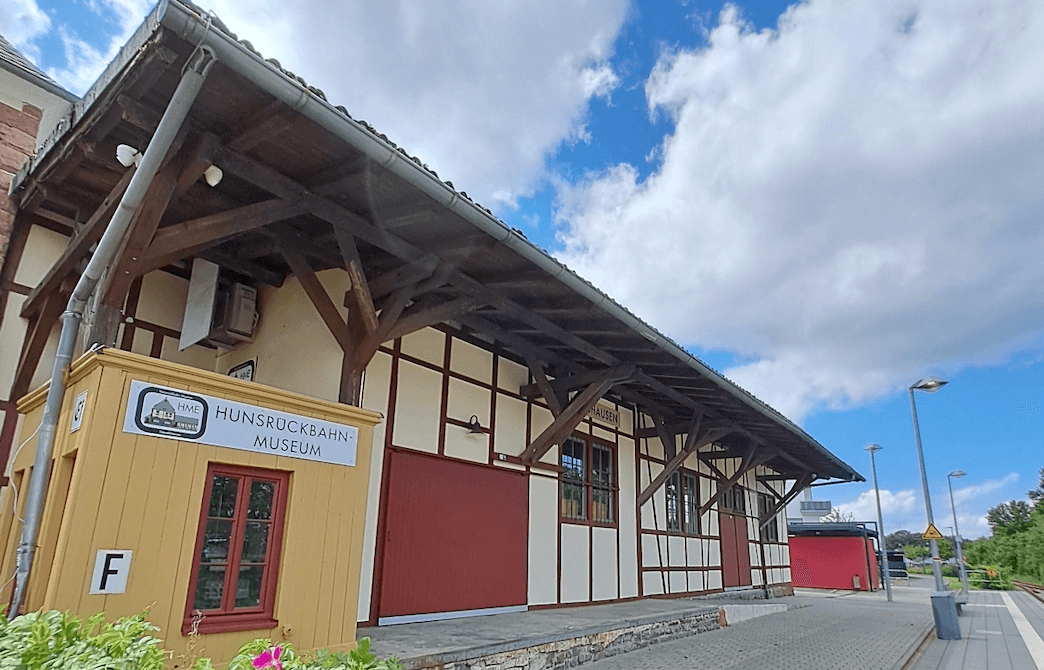 Das Empfangsgebäude am Bahnhof Emmelshausen nach der Sanierung.