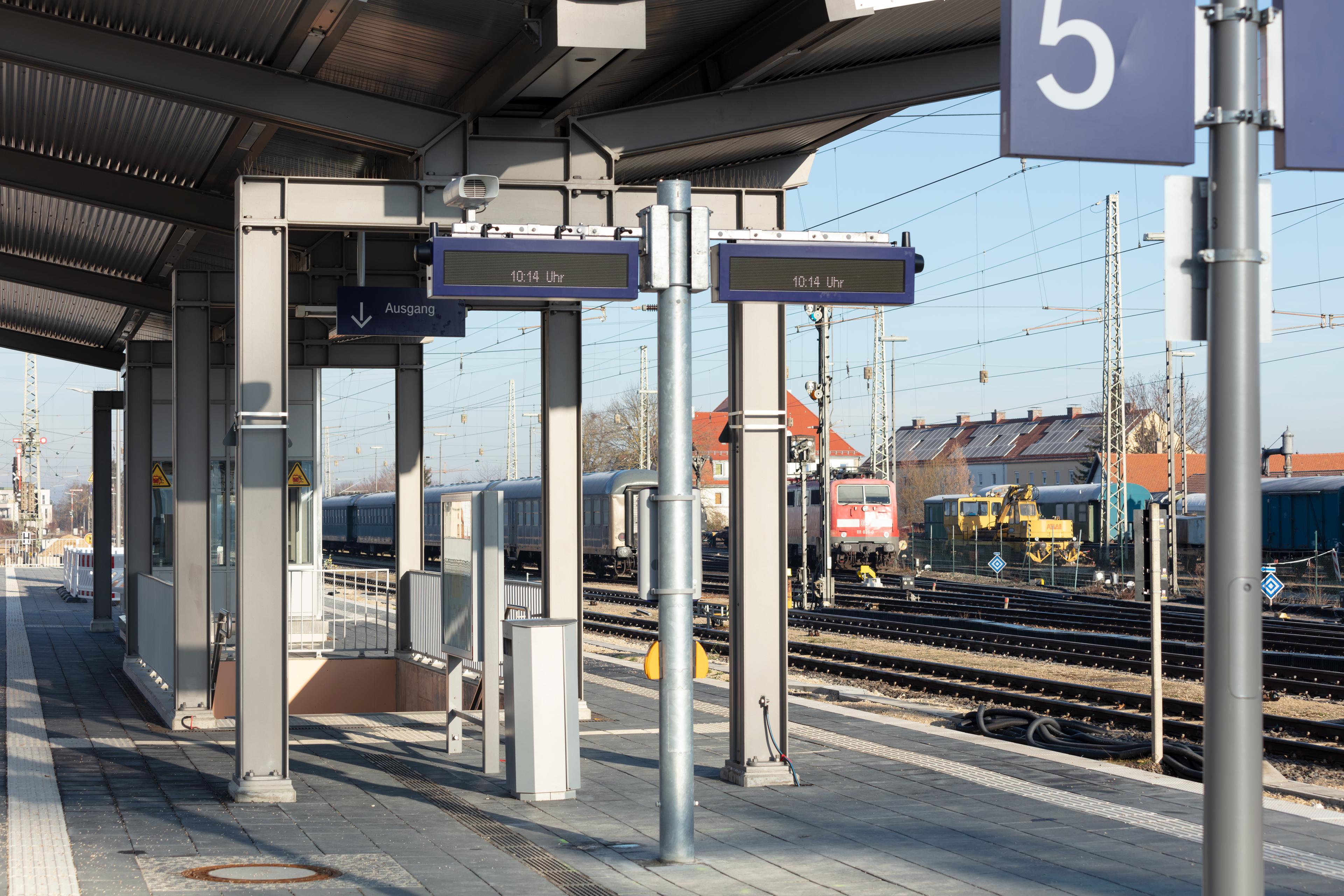 Dynamische Schriftanzeiger am Bahnsteig 5.