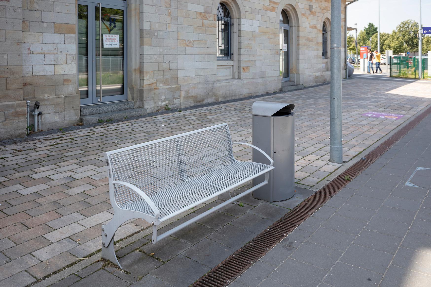 Neue Sitzgelegenheit am Bahnhof.