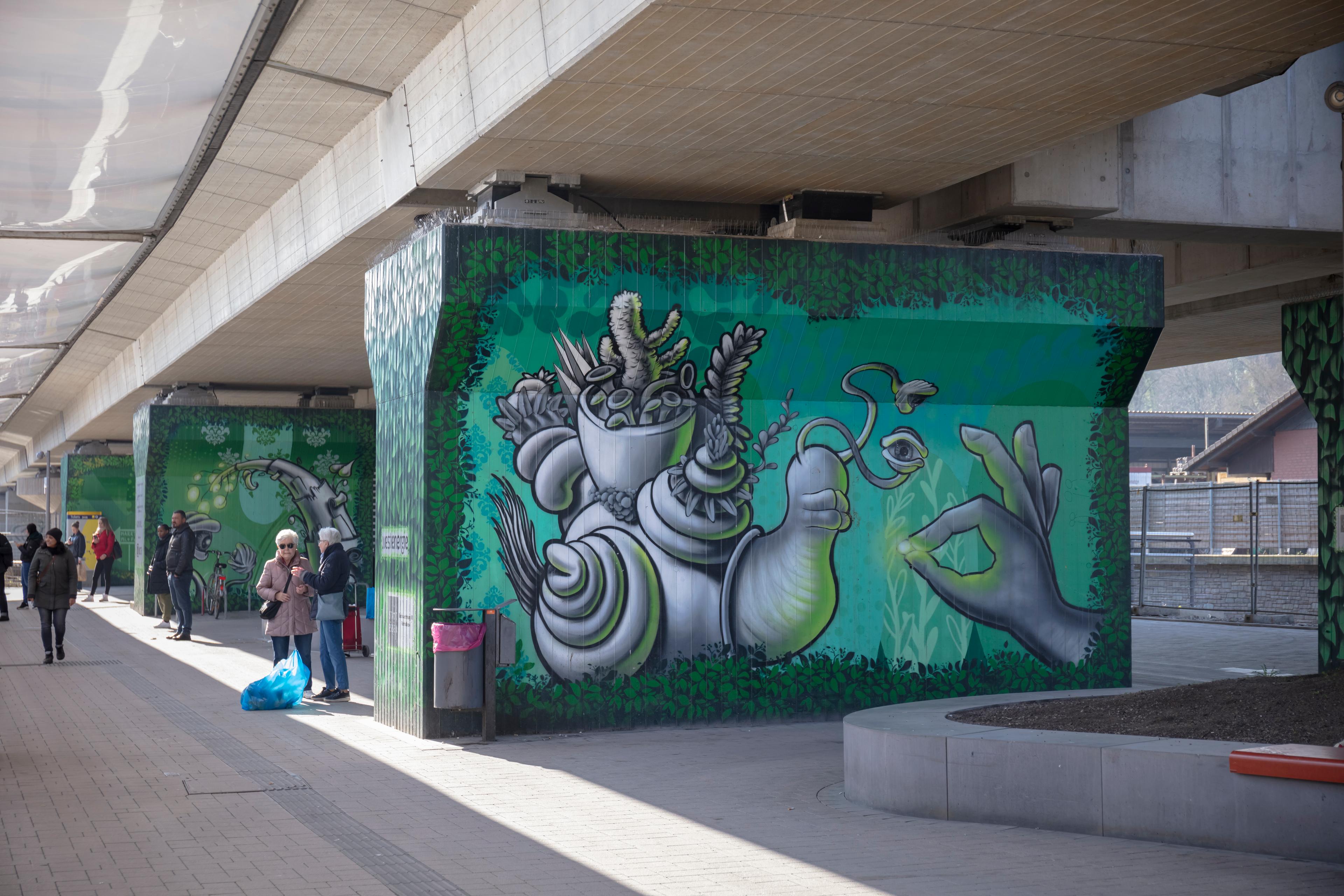 Verspielte Murals und Pflanzen lockern die Atmosphäre auf