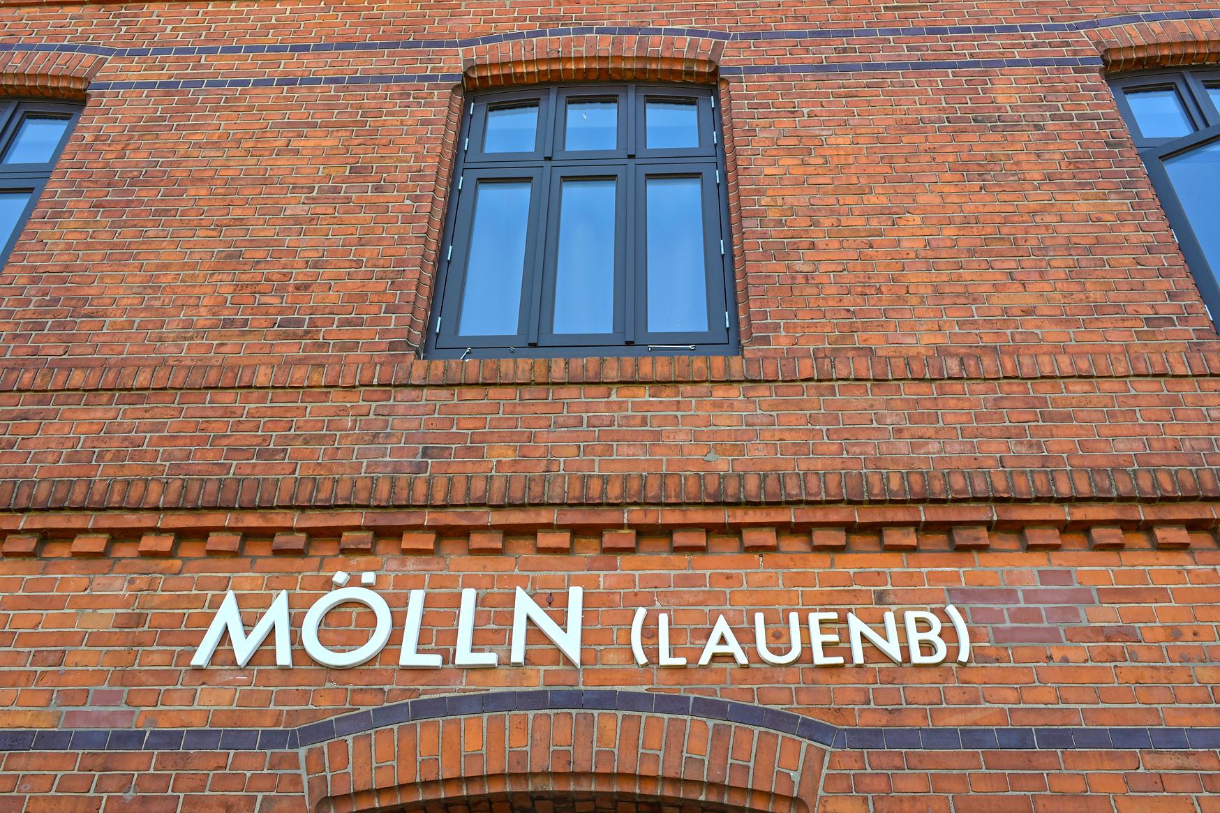 Fassade des historischen Bahnhofsgebäudes Mölln (Lauenburg).