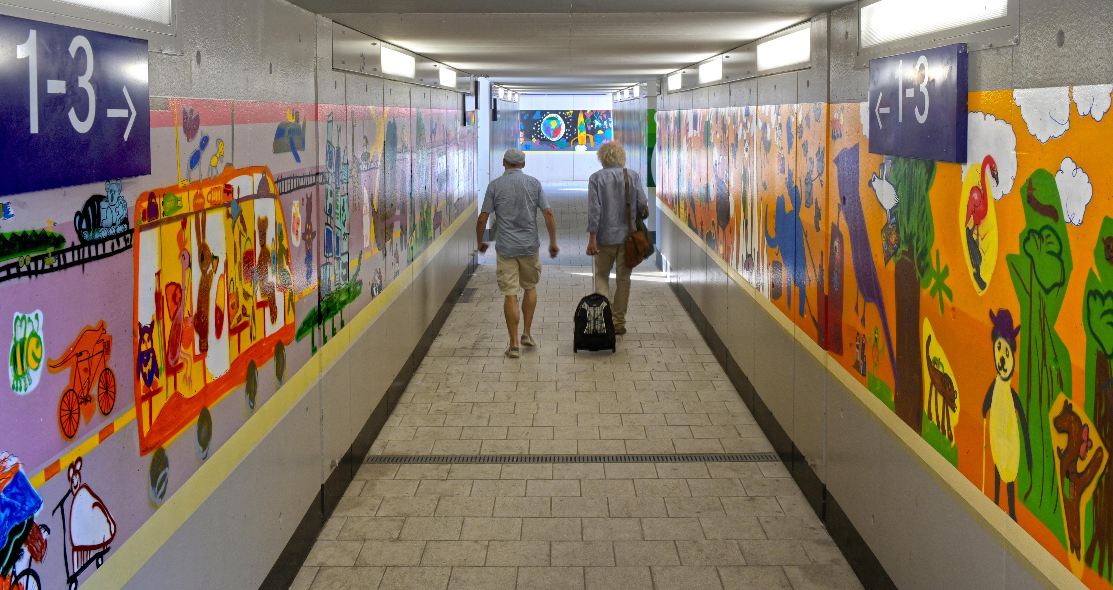 Der Blick in die Personenunterführung (PU) am Bahnhof Apolda nach der Neugestaltung im Rahmen des Konzepts Zukunftsbahnhof (ZKB) durch verschiedene bauliche und gestalterische Maßnahmen.