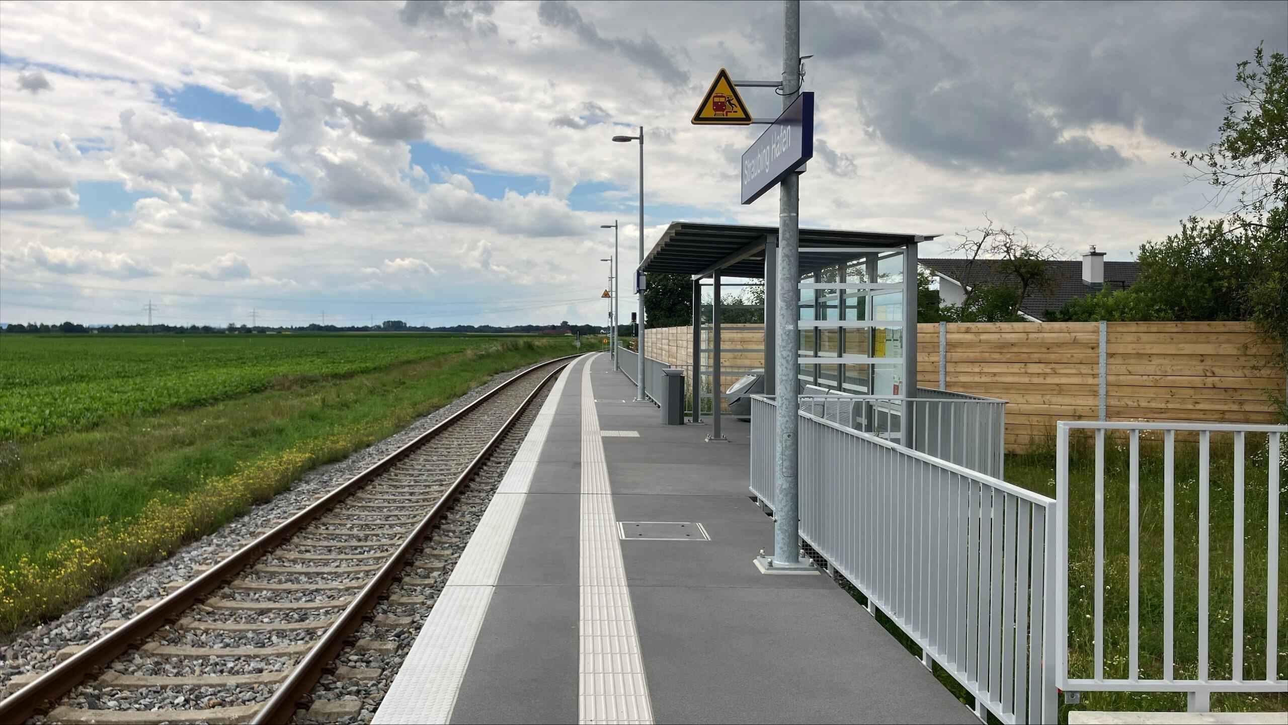 Der Bahnsteig ist mit einem Wetterschutzhaus und Sitzgelegenheiten ausgestattet.