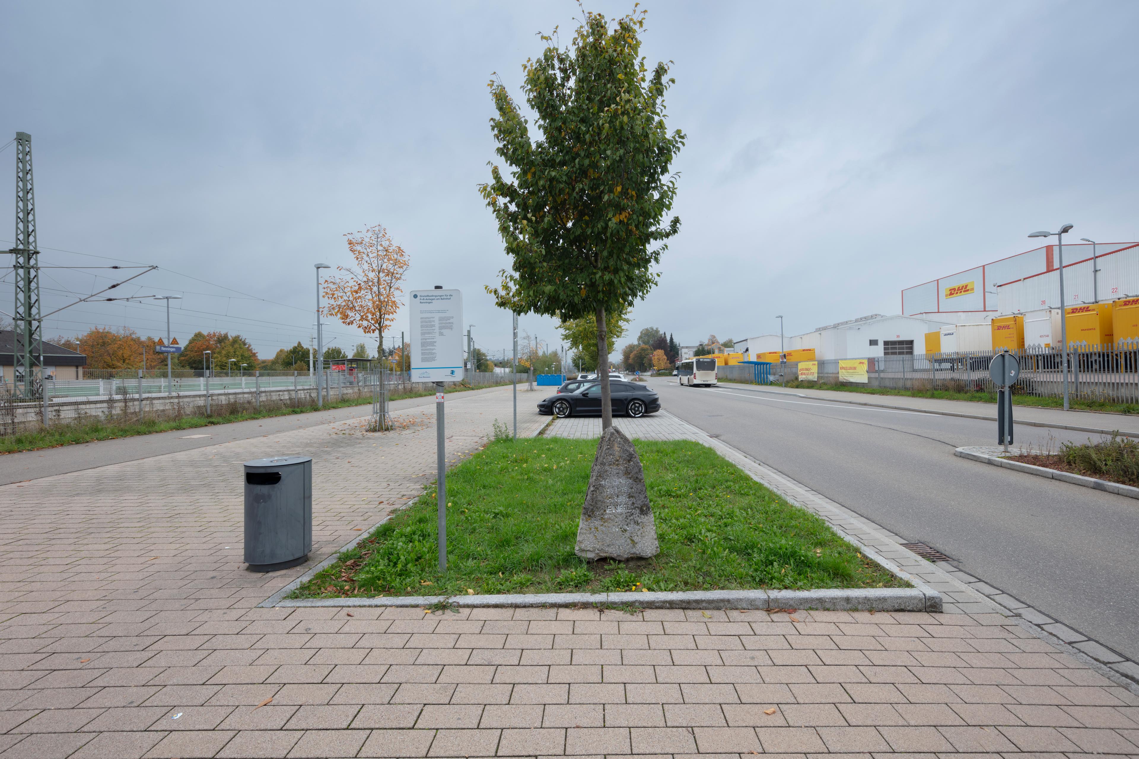 Der Blick auf eine Grünfläche am Bahnhof Renningen nach der Aufwertung.