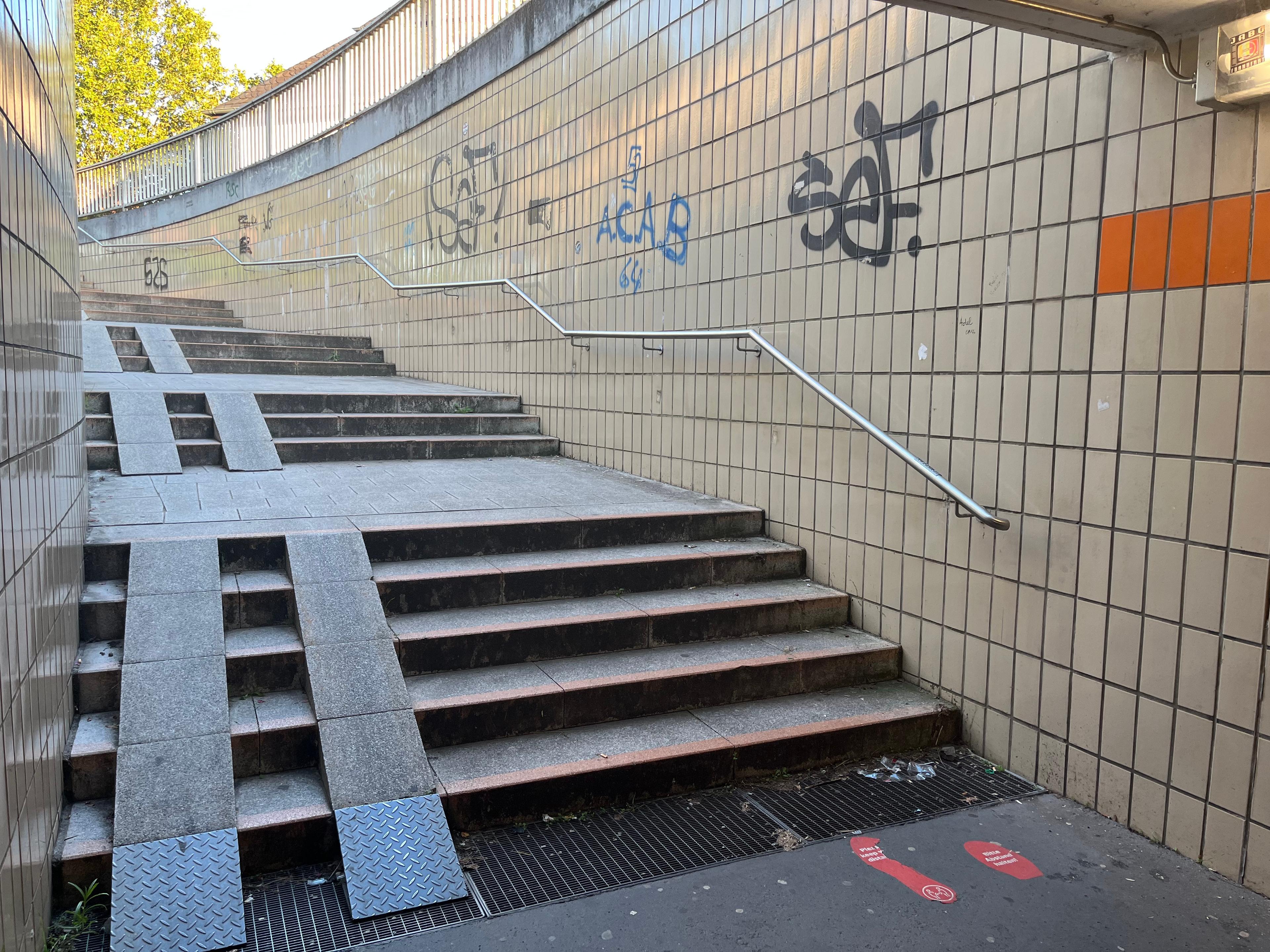 Blick in den Graffiti verschmierten Zugang zur Personenunterführung vor der Aufwertung