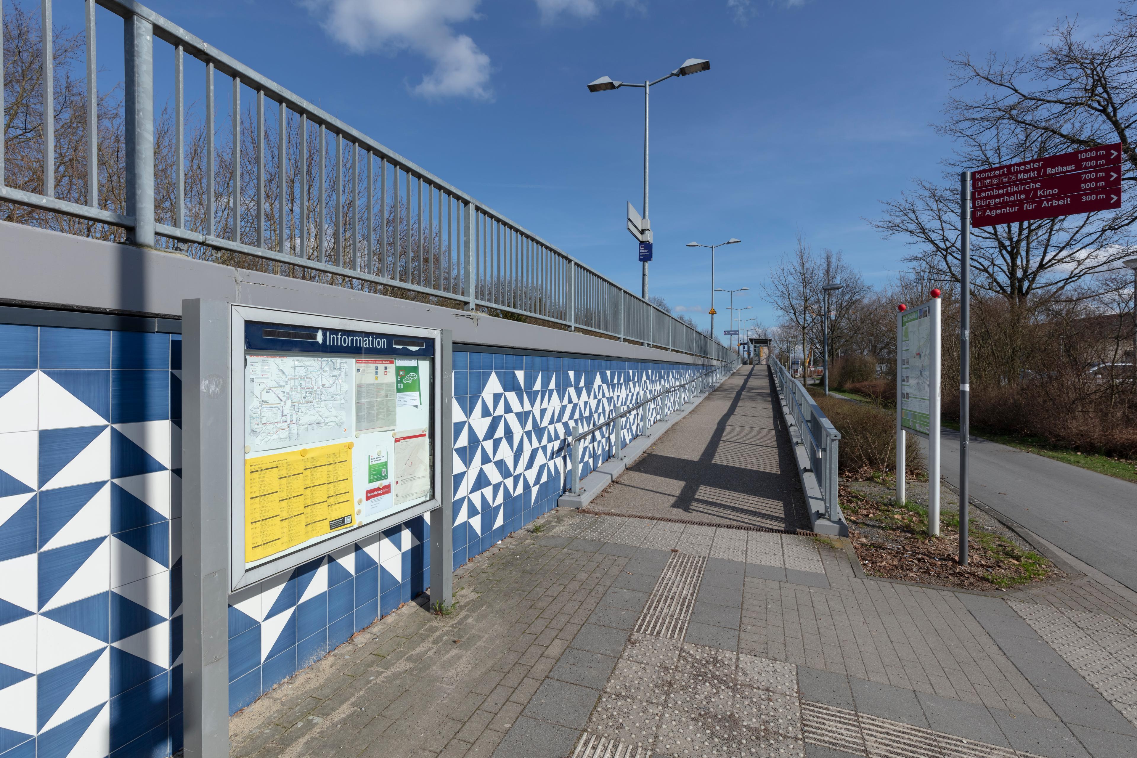 Der Zugang zu den Bahnsteigen des ländlichen Zubringerbahnhofs Coesfeld Schulzentrum.