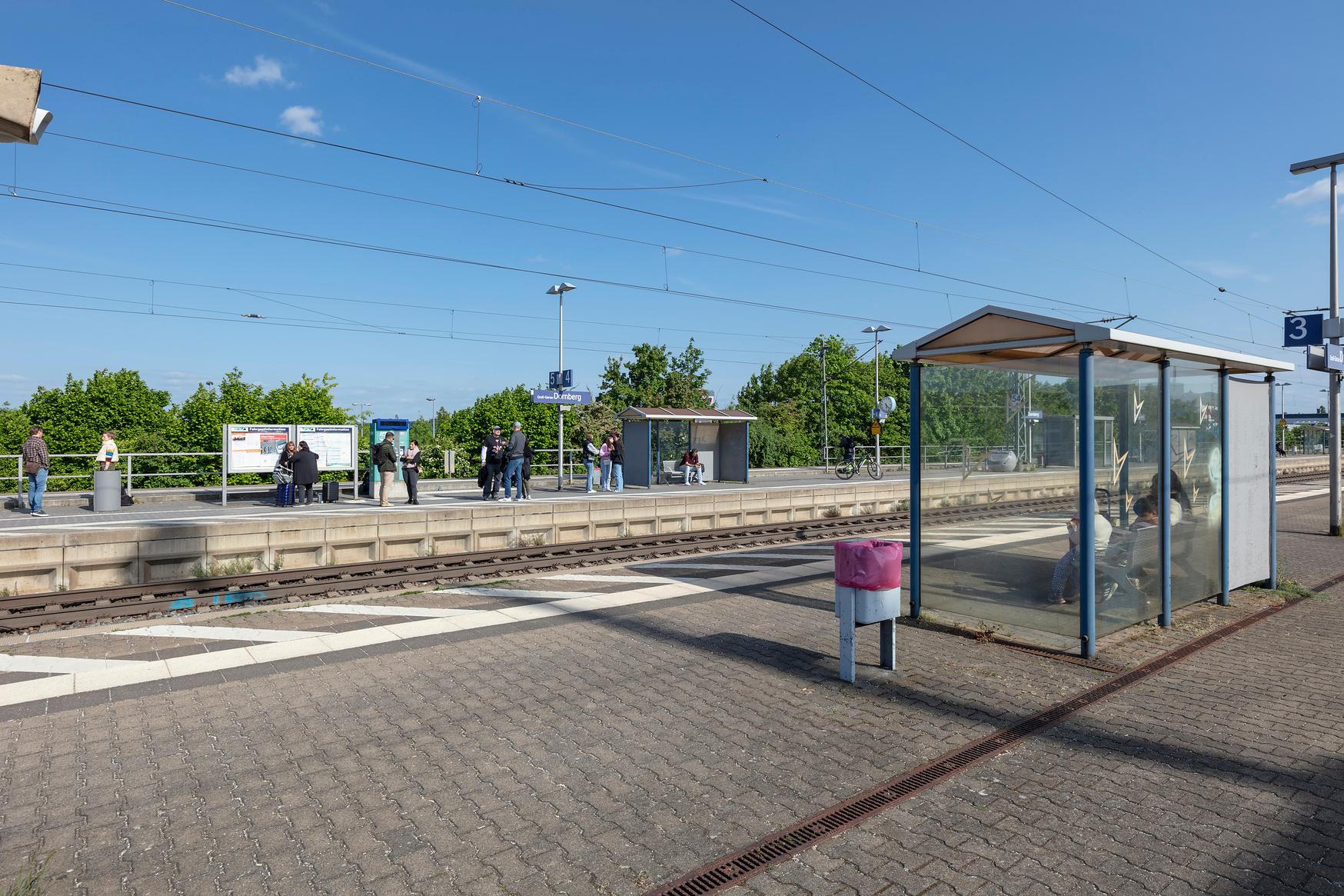 Bahnsteige und Wetterschutzhäuschen am Bahnhof Groß Gerau-Dornberg vor der Umgestaltung.