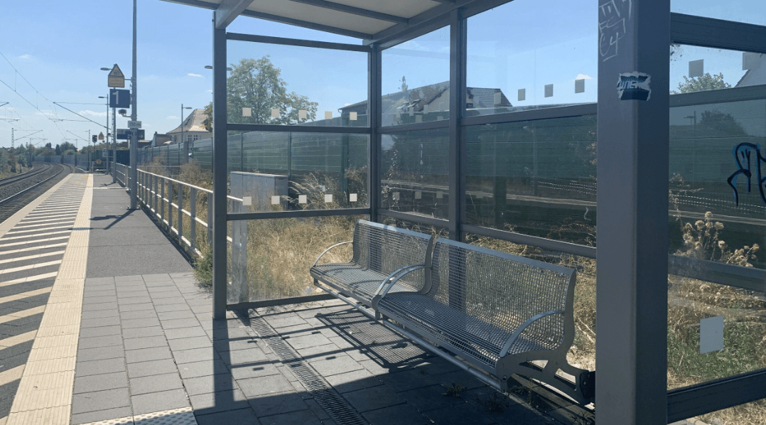 Blick auf die Sitzbank im alten Wetterschutzhäuschen. 