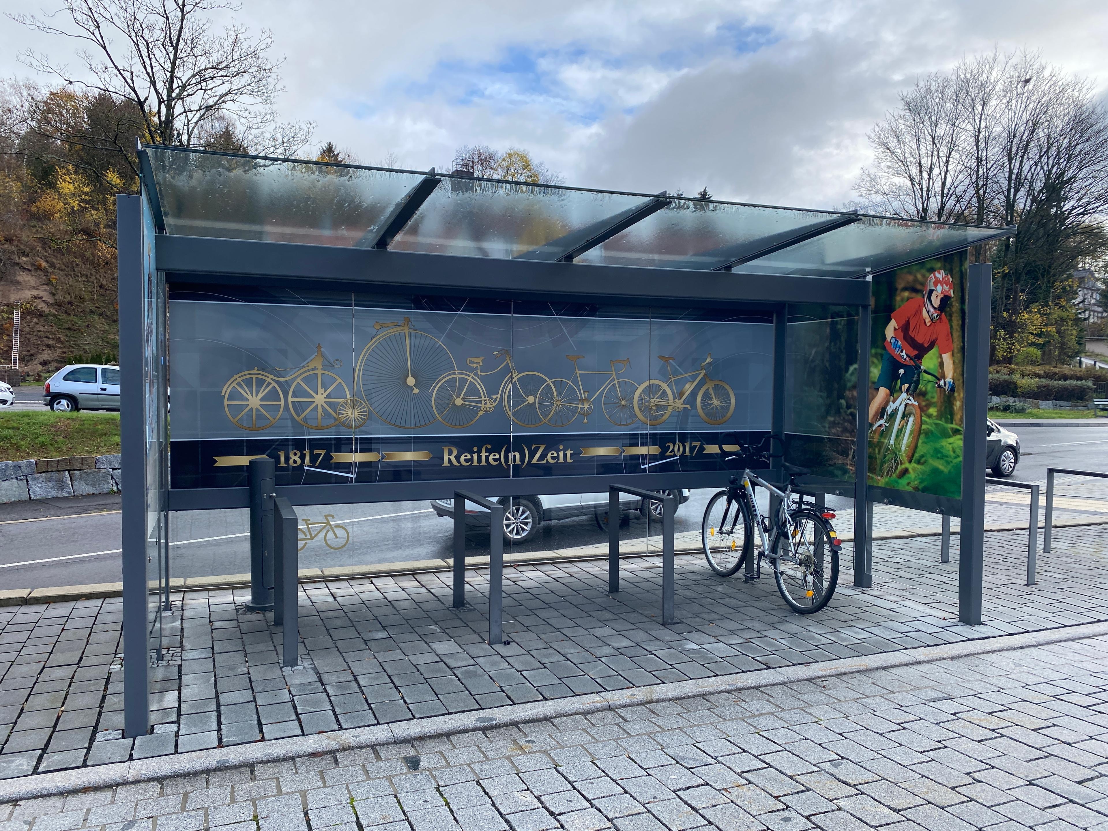 Neue Fahrradabstellanlage am Vorplatz.