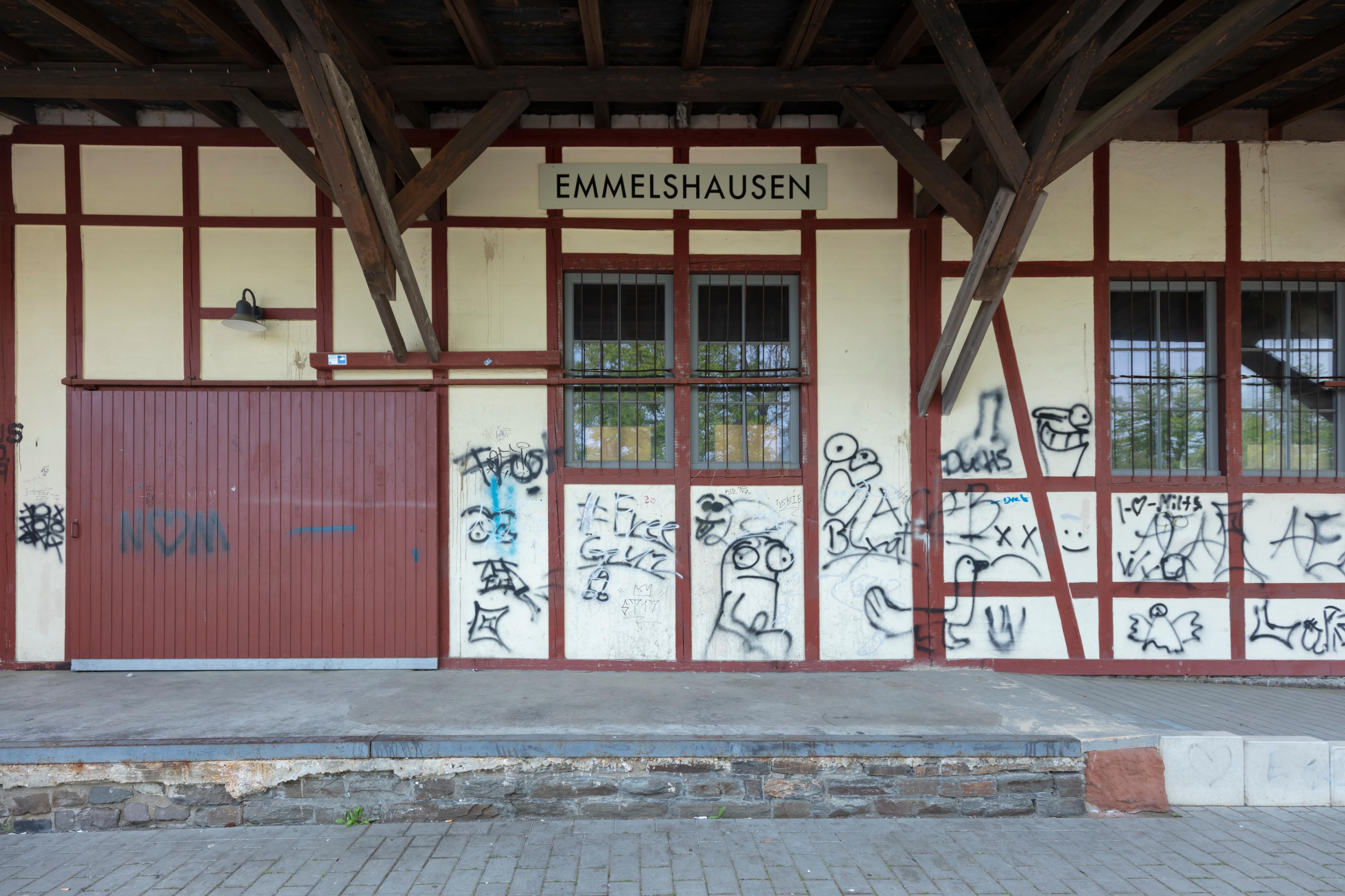 Das Empfangsgebäude am Bahnhof Emmelshausen vor der Sanierung.