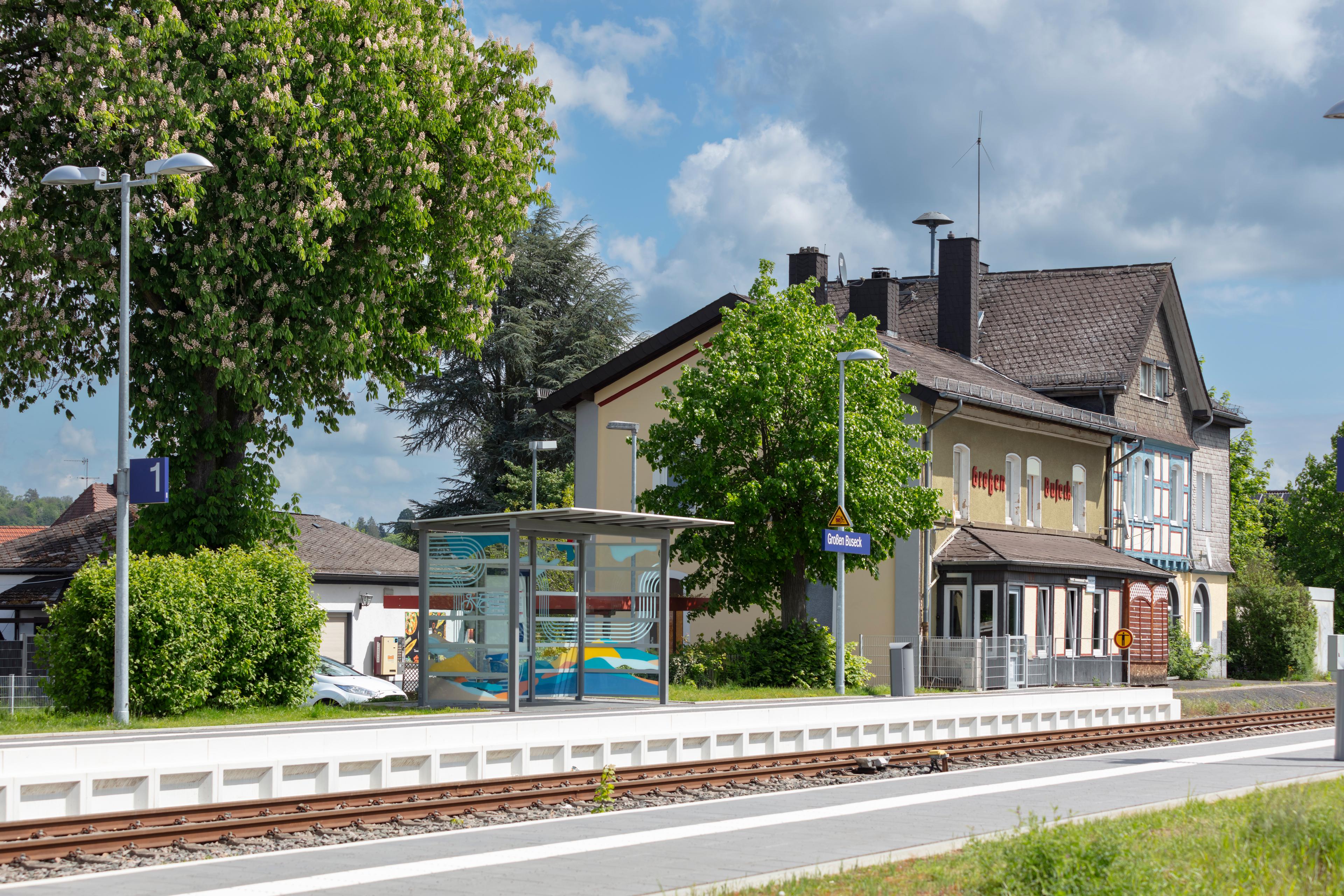 Der Blick auf das Empfangsgebäude des Bahnhofs Großen Buseck nach der Aufwertung