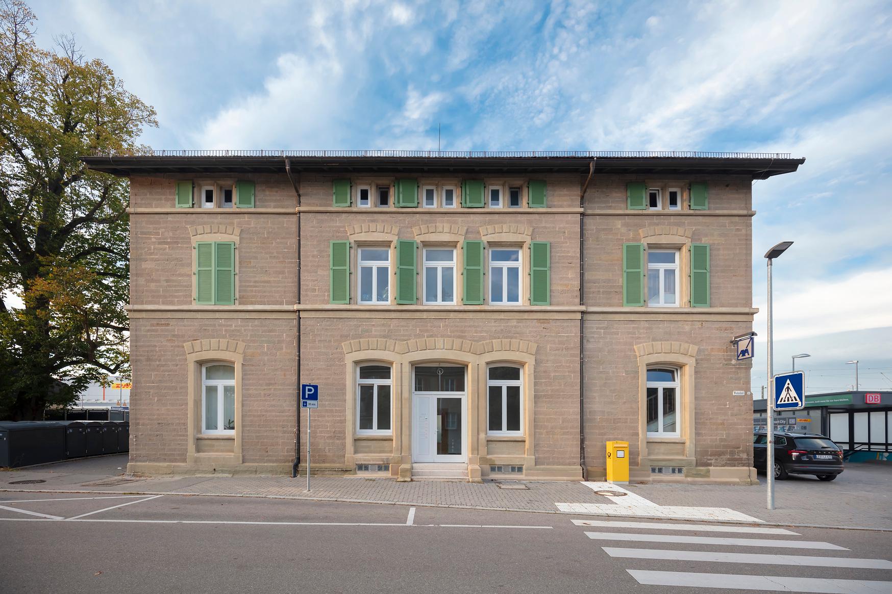 Empfangsgebäude des Bahnhofs Renningen nach der Aufwertung.