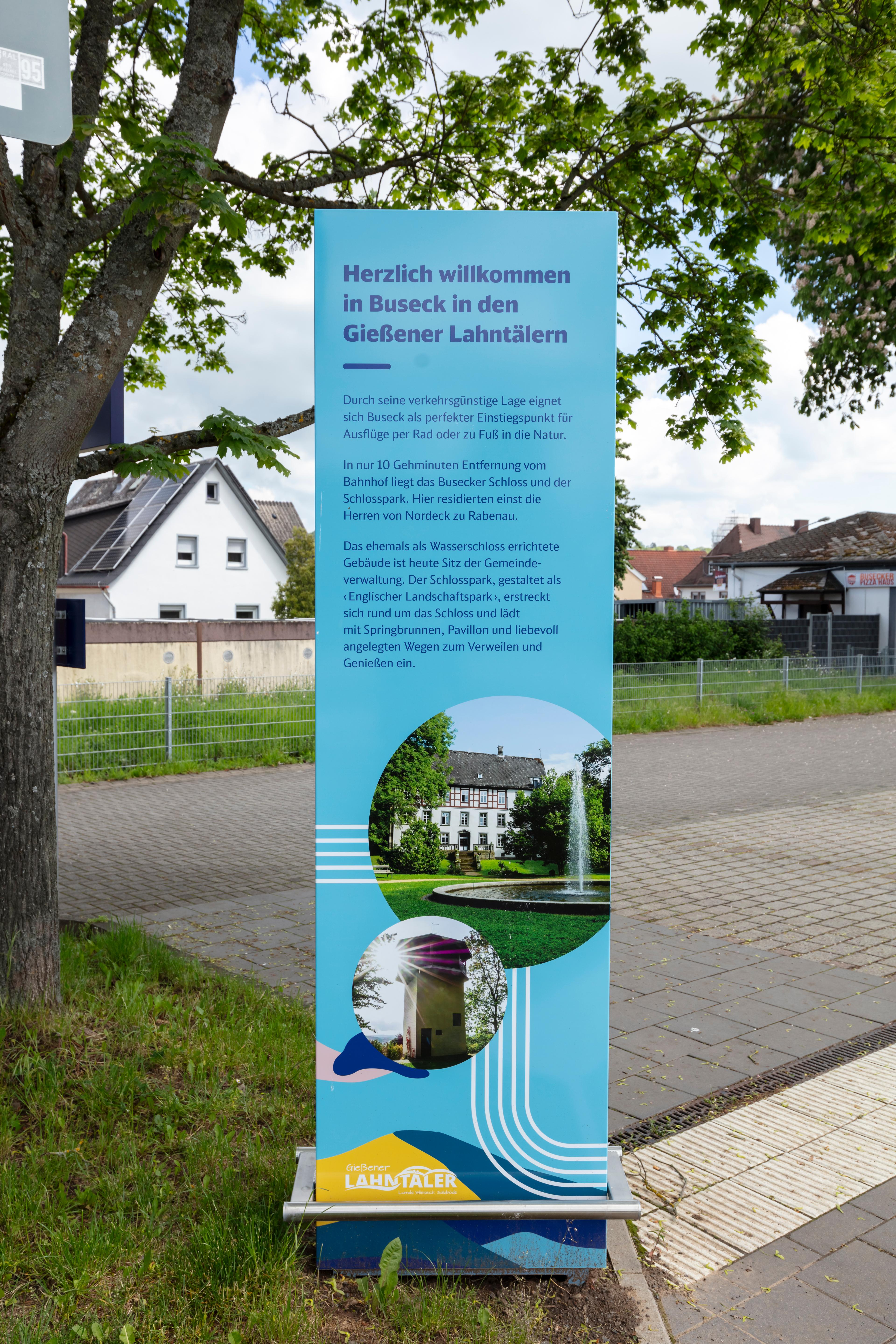 Der Blick auf die Beschilderung des Bahnhofs Großen Buseck nach der Aufwertung.