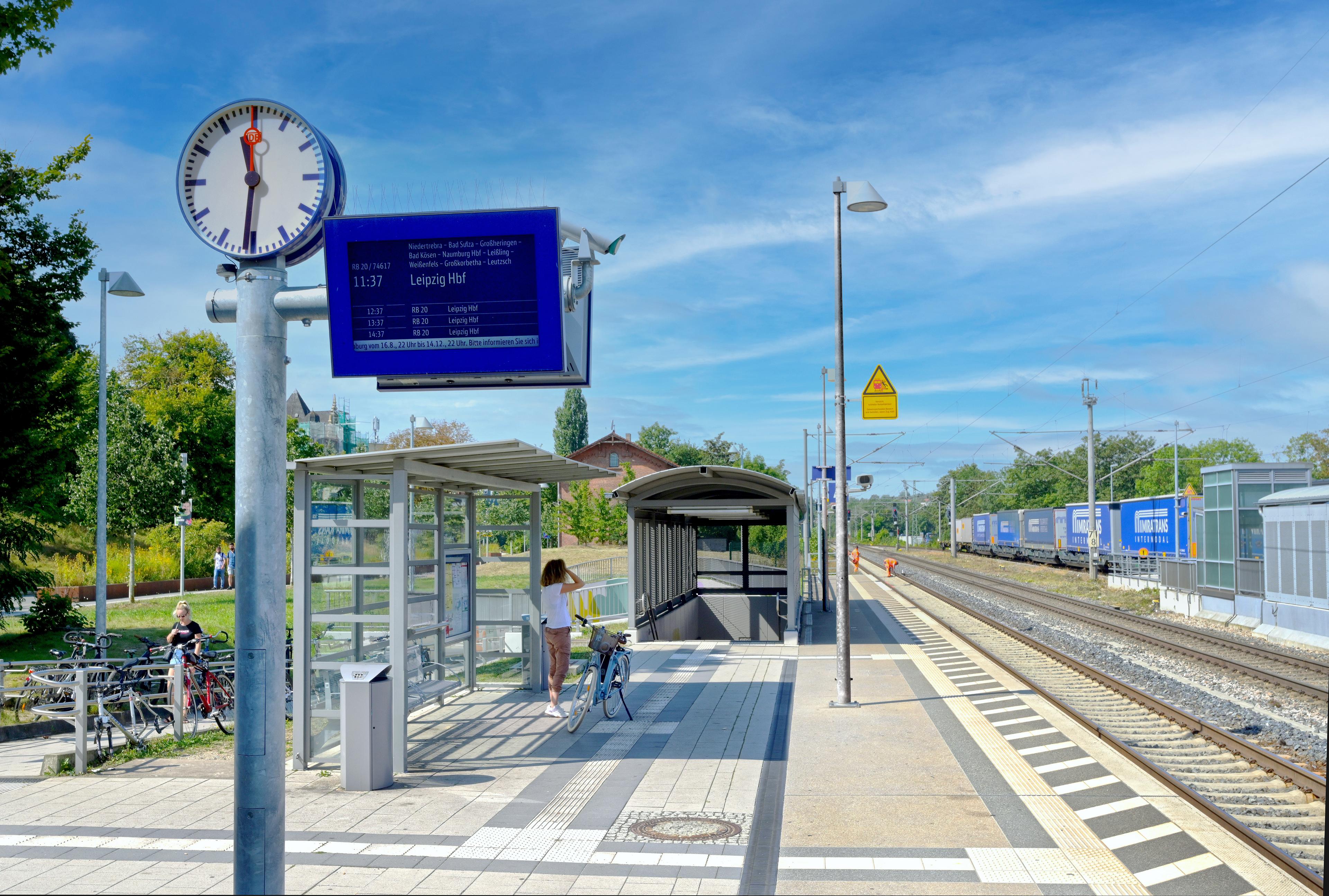 Der Blick auf das neue Wetterschutzhäuschen am Bahnhof Apolda nach der Neugestaltung.