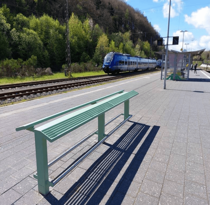 Neue Lehnmöbel am Bahnsteig am Zukunftsbahnhof Türkismühle. 