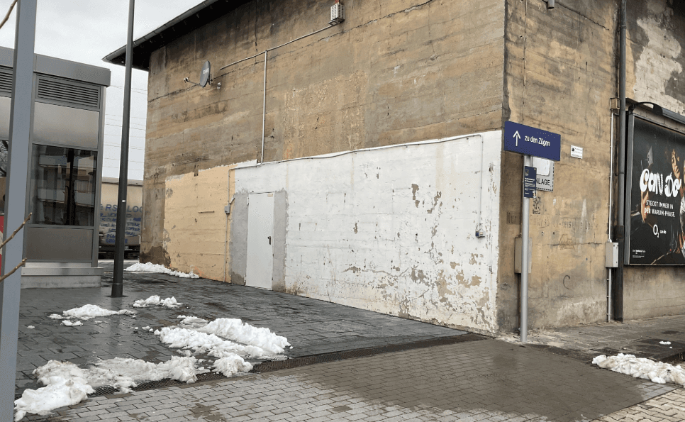 Zugang zum Bahnhof Mannheim-Käfertal vor der Aufwertung.