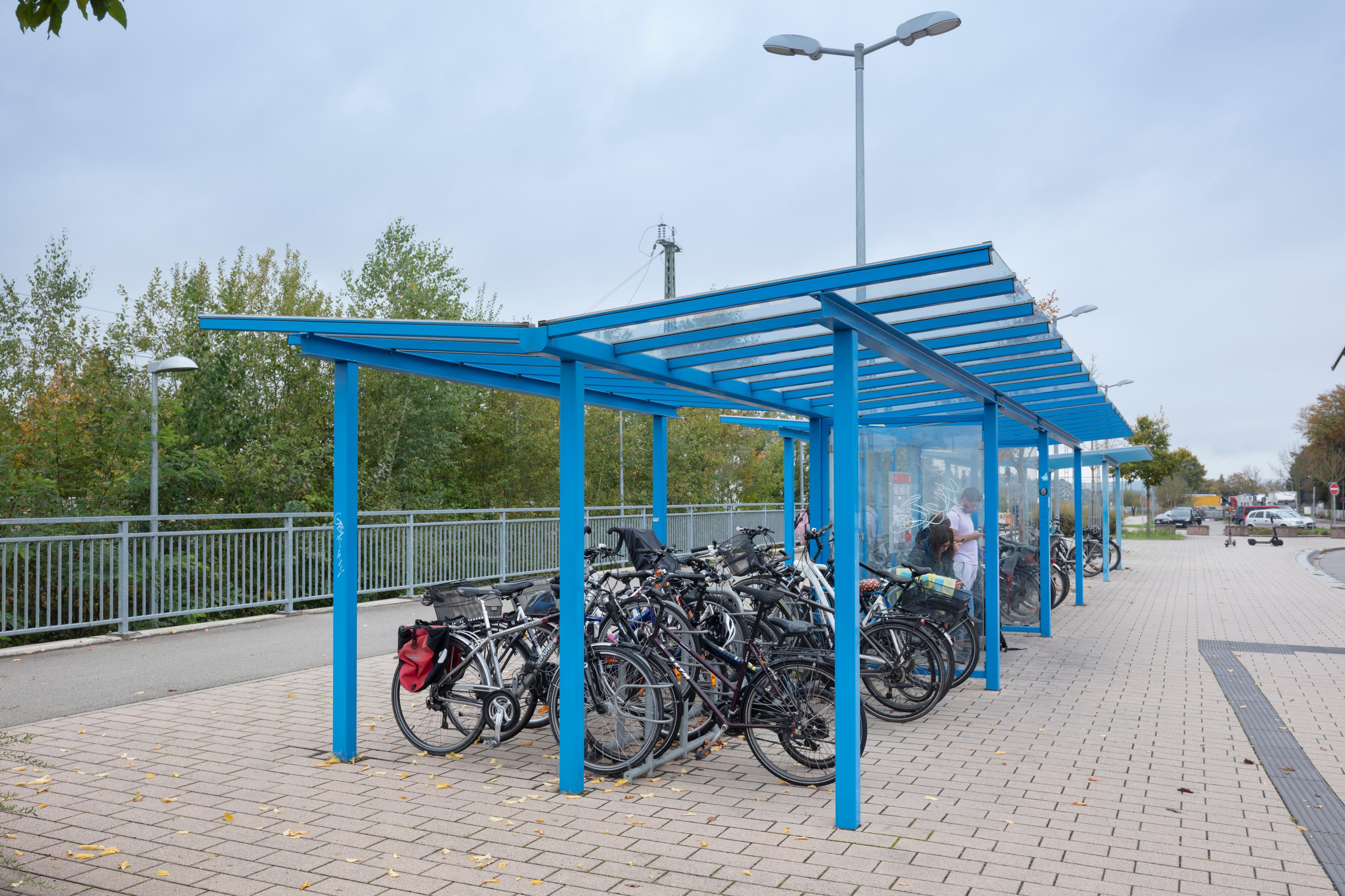 Der Blick auf eine Fahrradabstellanlage am Bahnhof Renningen nach der Aufwertung.