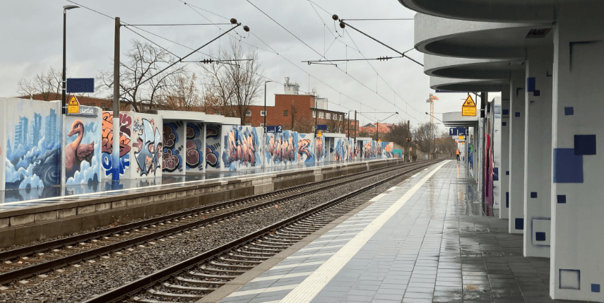 Lärmschutzwand und Wetterschutzbauten am Bahnhof Mannheim-Neckarstadt nach Neugestaltung durch künstlerische Graffiti. 