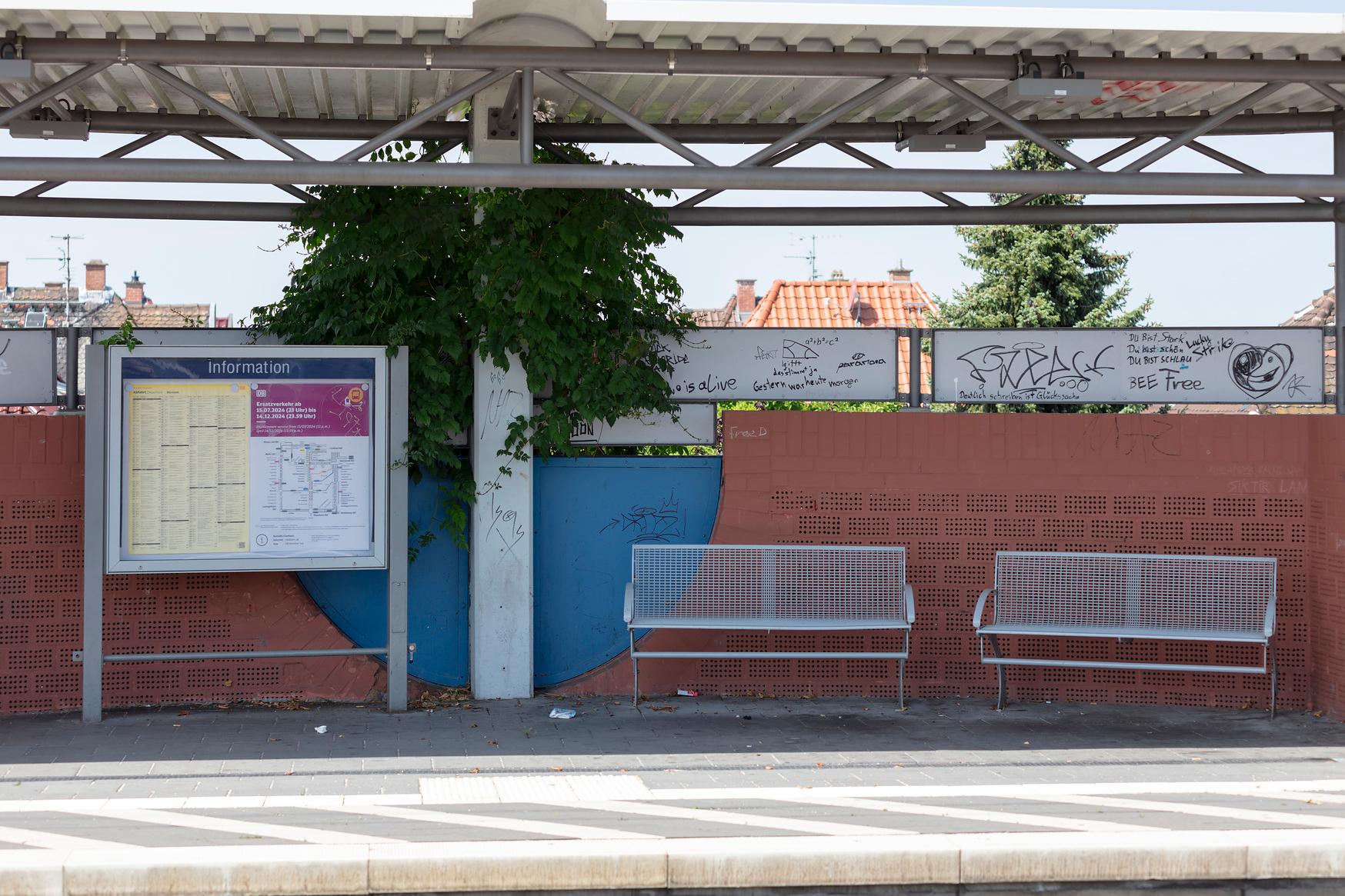 Bahnsteig und Sitzgelegenheiten vor der Umgestaltung.