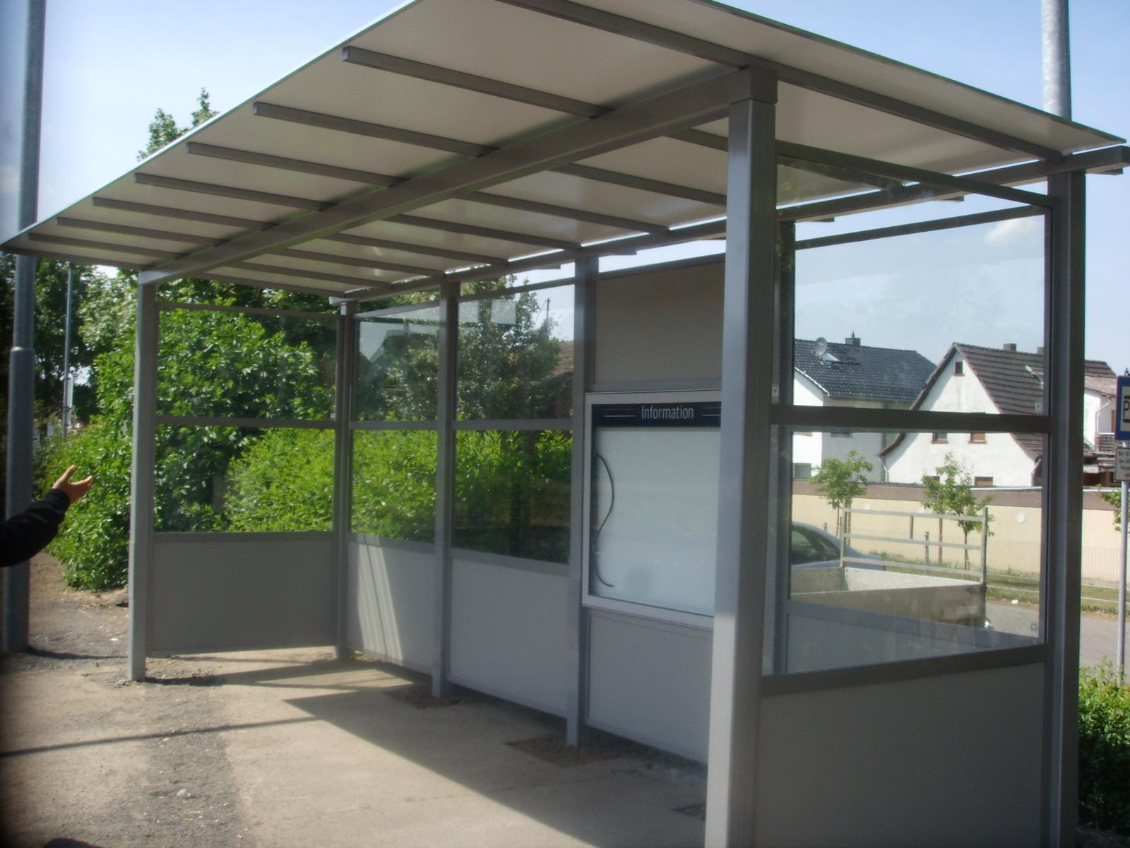 Ein Wetterschutzhaus vor der Aufwertung am Bahnhof Großen Buseck