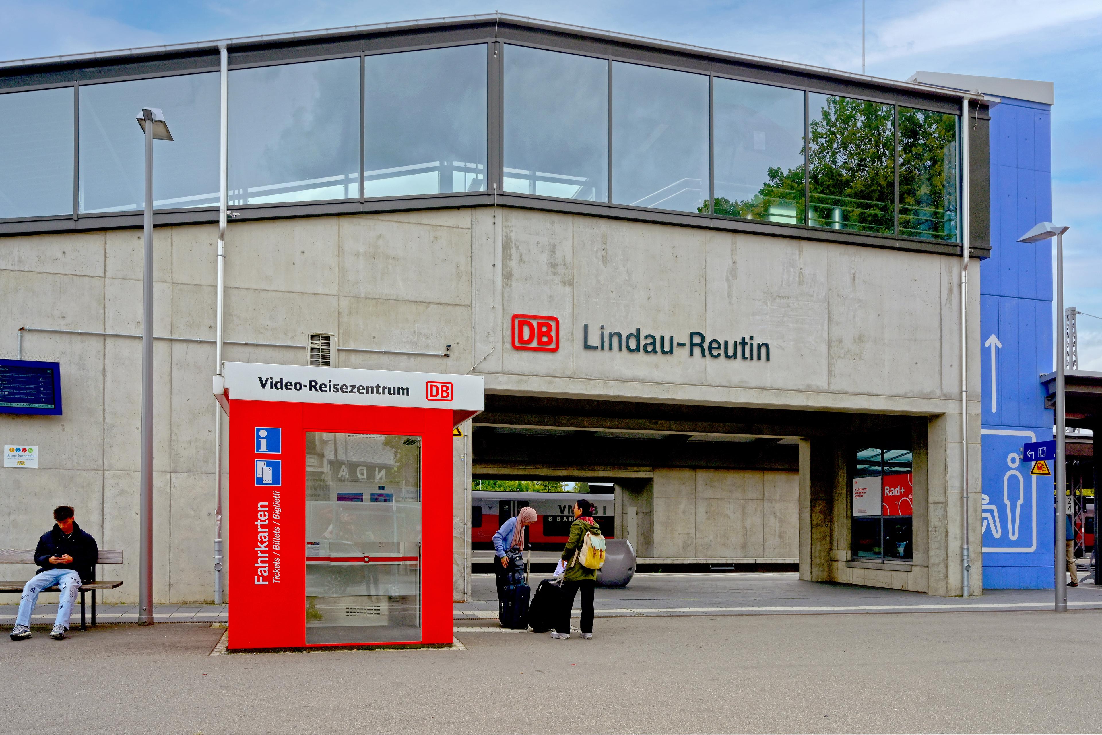 Der Blick auf den Bahnhof Lindau-Reutin mit barrierefreier Personenüberführung.