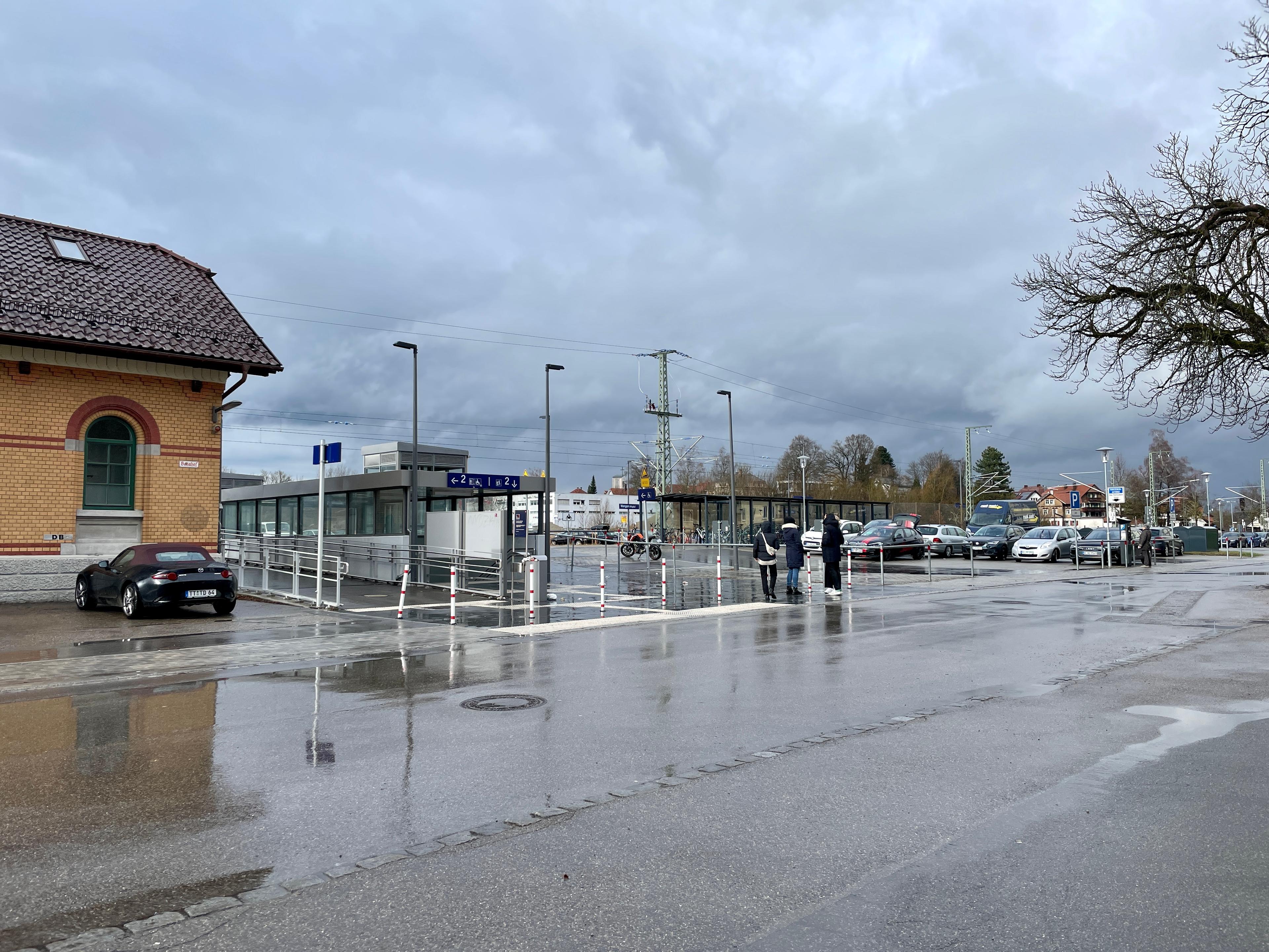 Der Blick auf den Bahnhofsvorplatz von Wangen (Allgäu) vor dessen Aufwertung. 