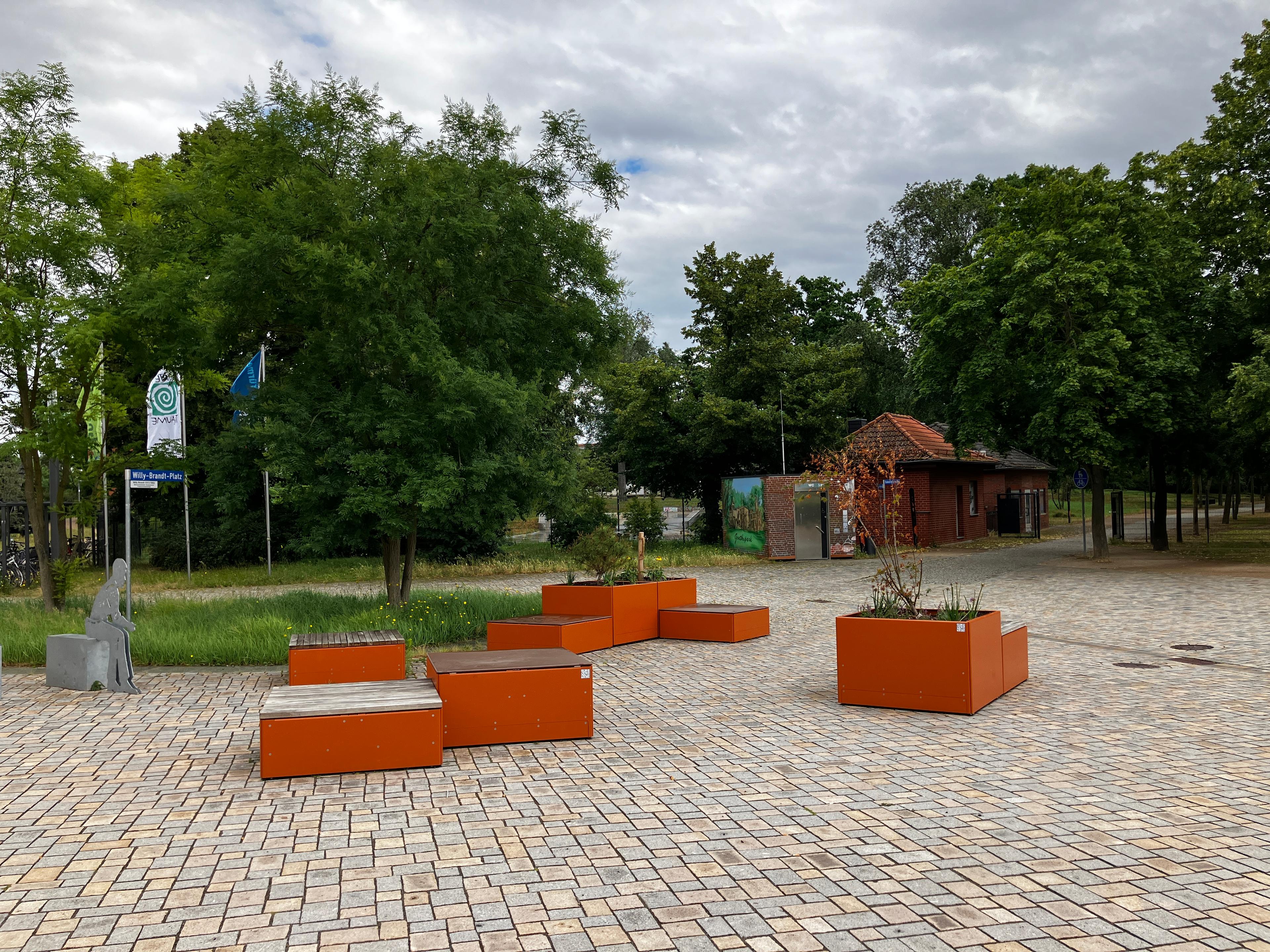 Ansicht des Bahnhofsvorplatzes Burg (b Magdeburg) nach der Umgestaltung. 