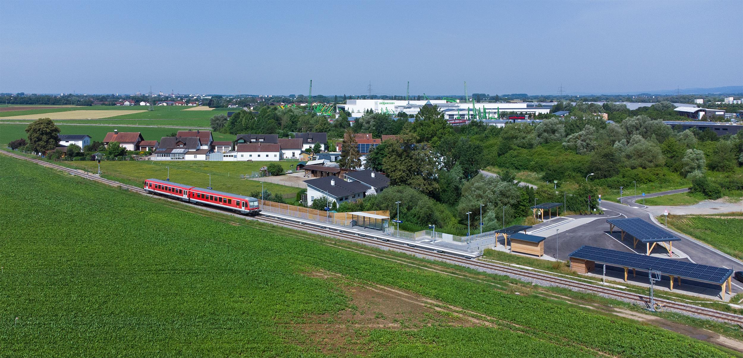 Blick auf den Bahnhof Straubing Hafen mit großzügigem Parkplatz.