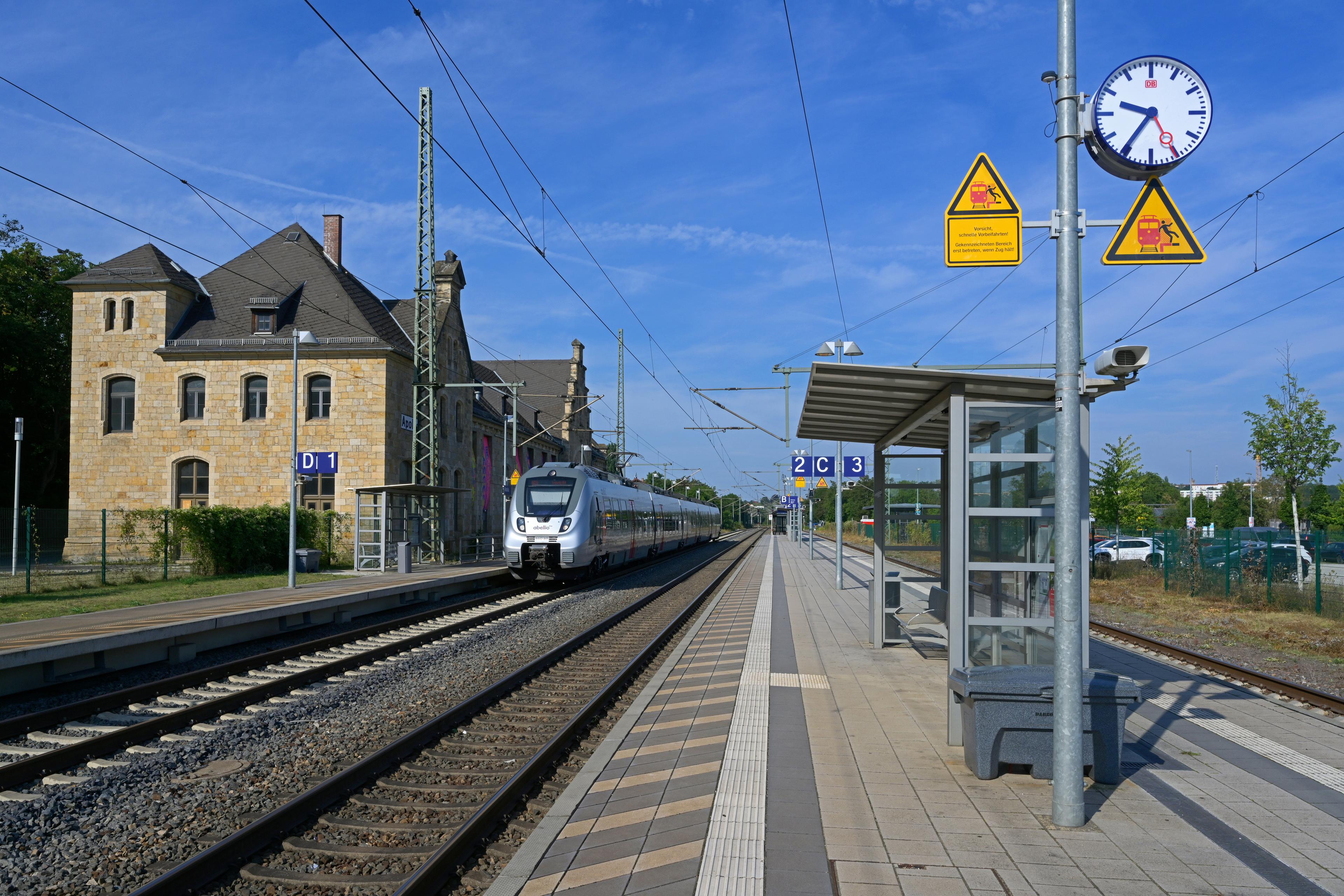 Blick auf neue Sitzgelegenheiten am Bahngleis Bahnhof Apolda.