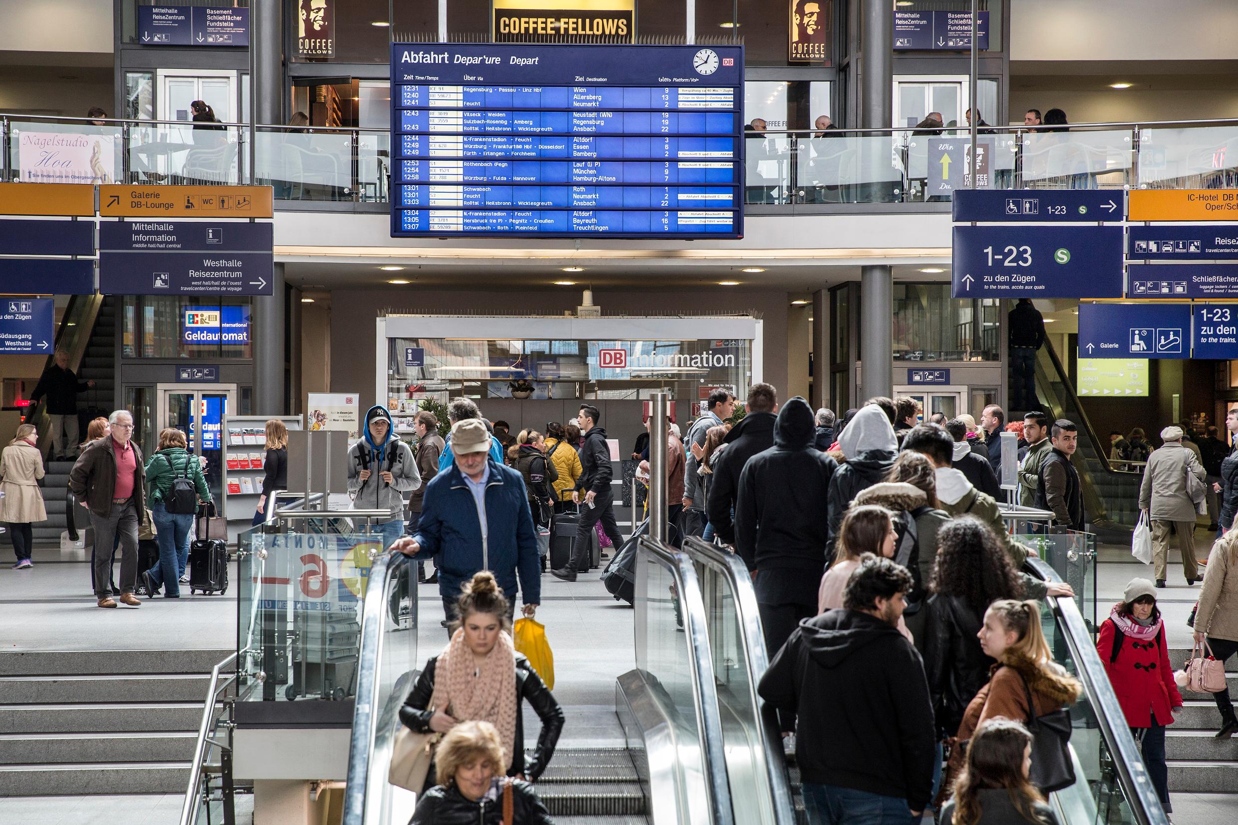 Menschen durchqueren die Empfangshalle des Nürnberger Hauptbahnhofs.