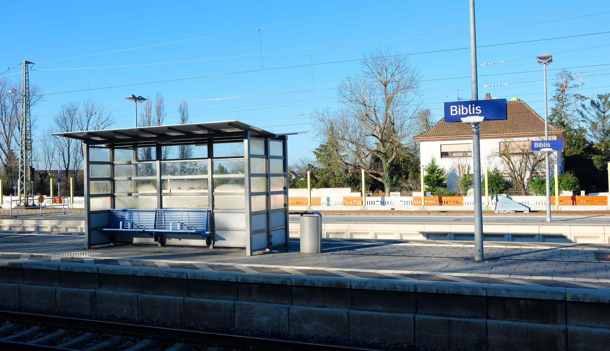 Ein Wetterschutzhäuschen am Bahnsteig in Biblis.