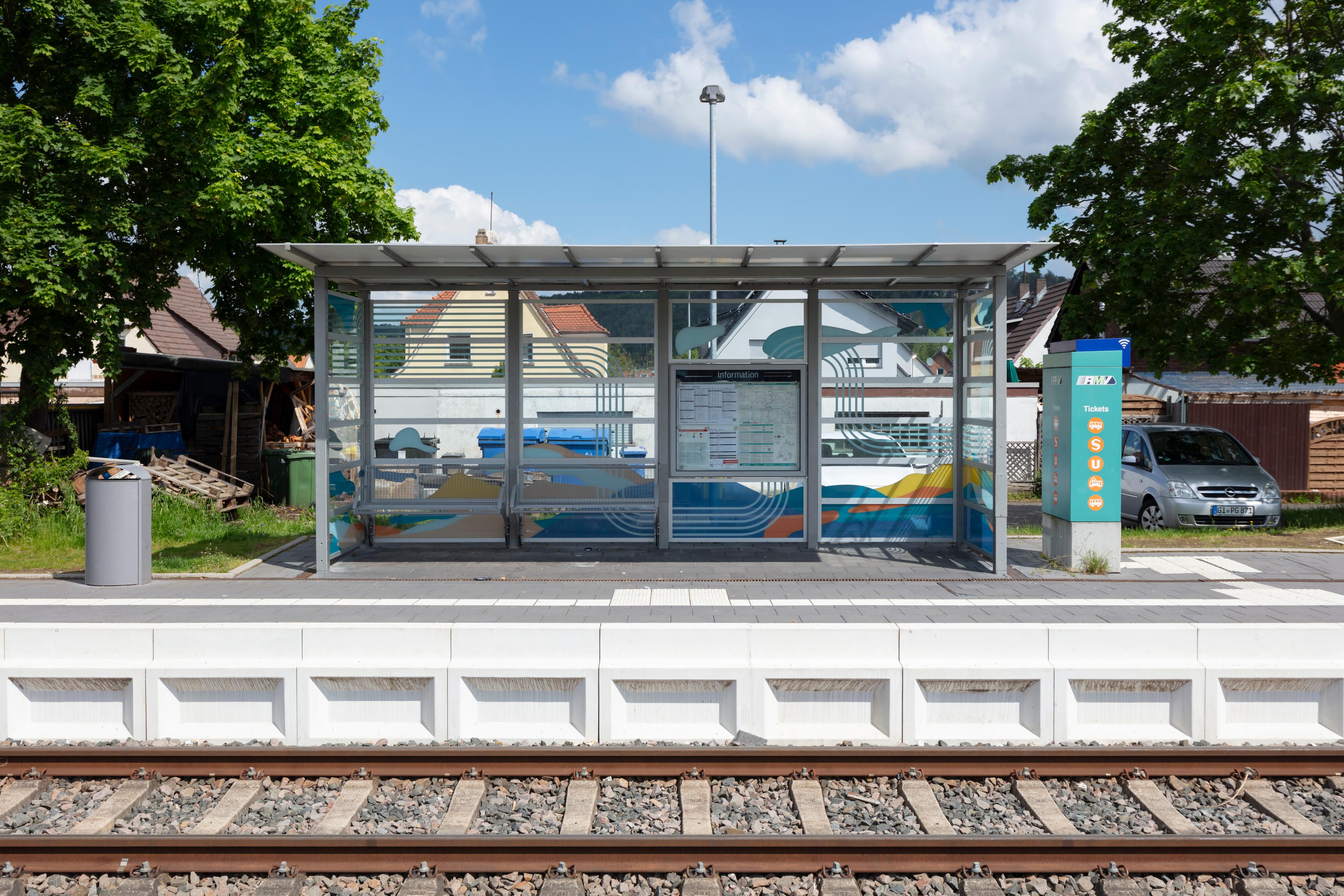 Der Blick auf das Wetterschutzhäuschen des Bahnhofs Großen Buseck nach der Aufwertung.