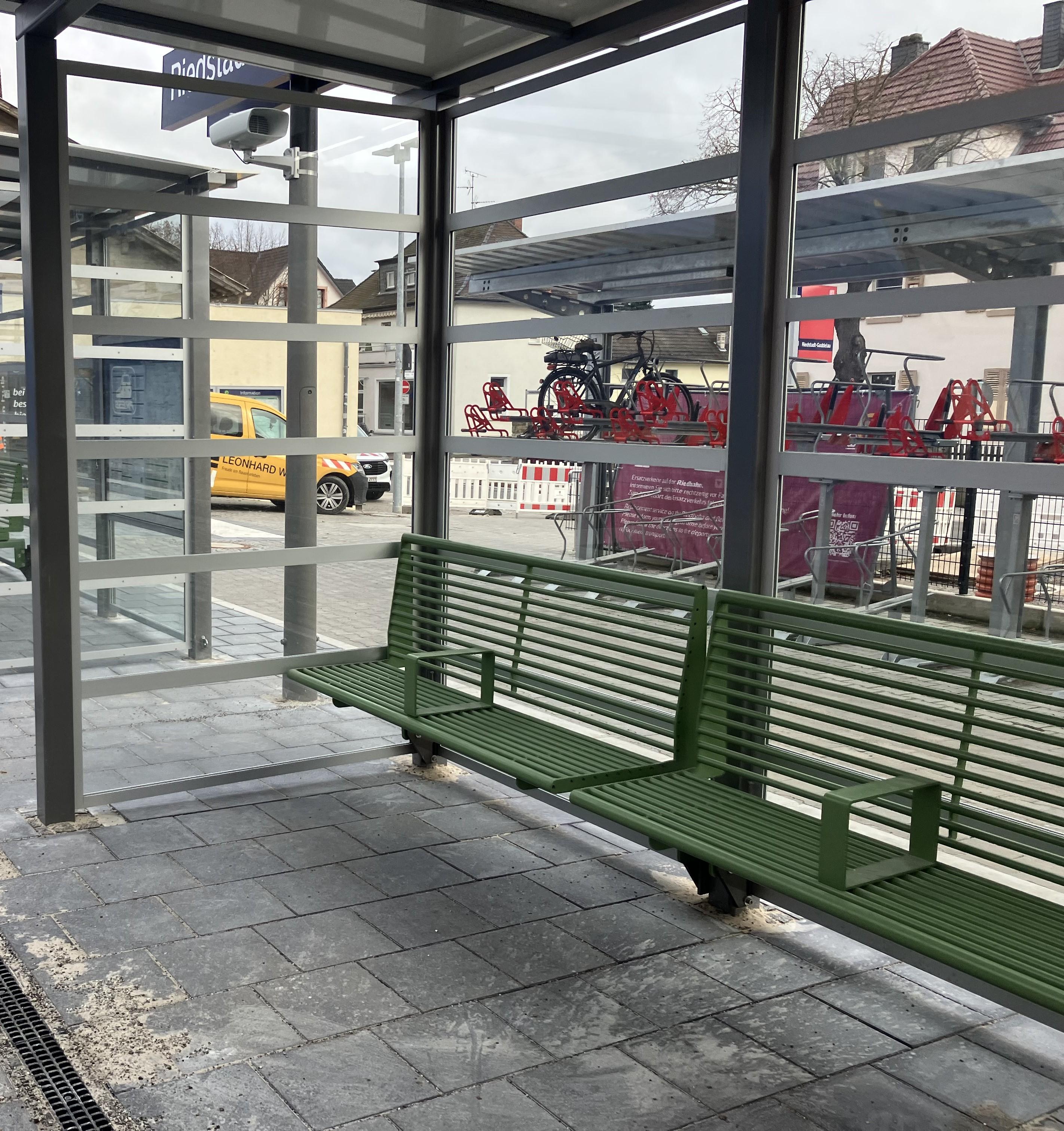 Neu gestaltetes Wetterschutzhäuschen mit neuen Sitzbänken am Bahnhof Riedstadt-Goddelau.