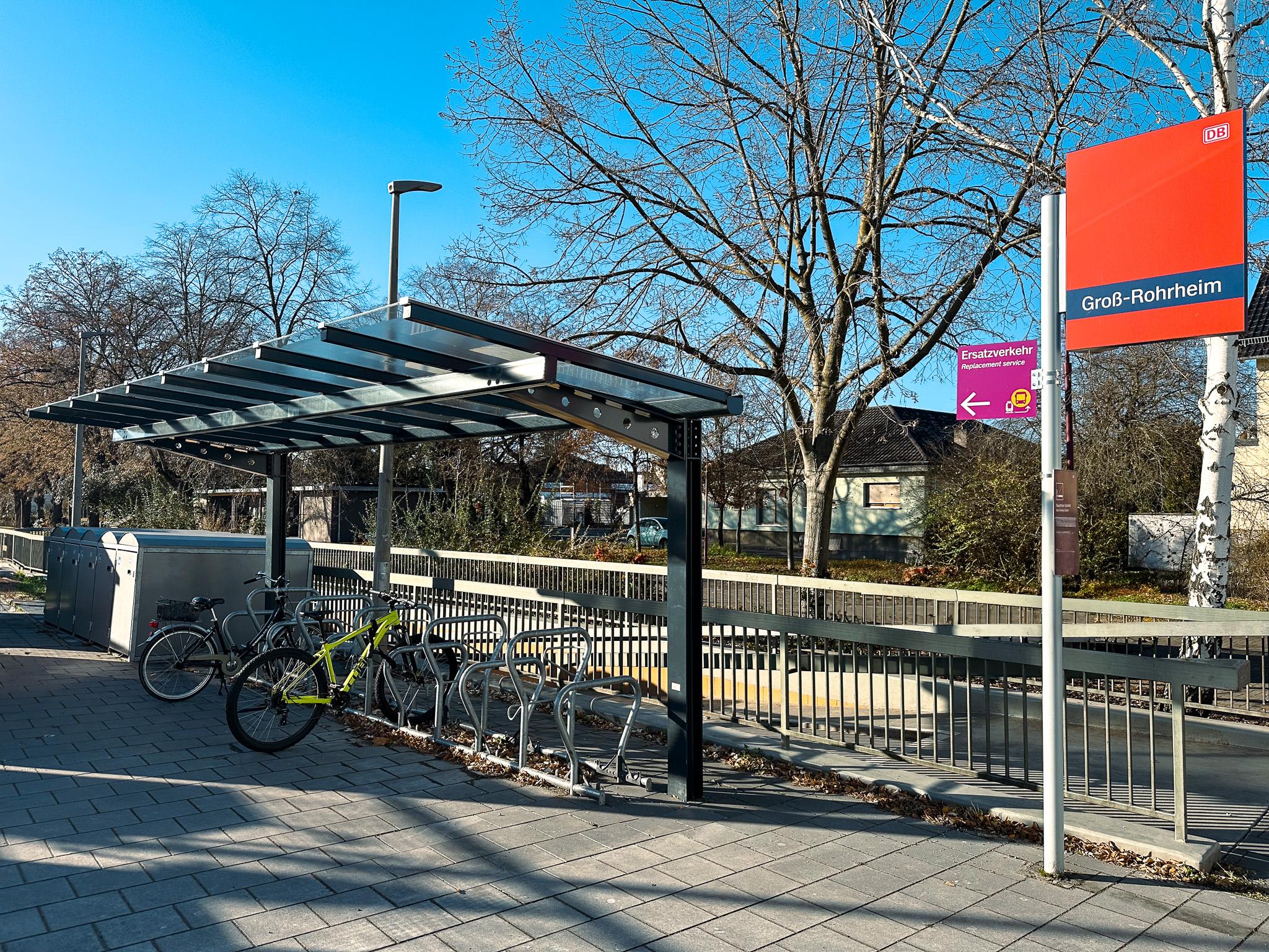 Neue Fahrradabstellanlage am Vorplatz.