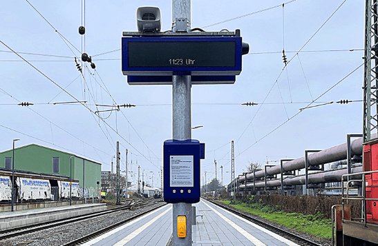 Neuer zweizeiliger Schriftanzeiger mit Lautsprecher am Bahnsteig in Mannheim-Käfertal.