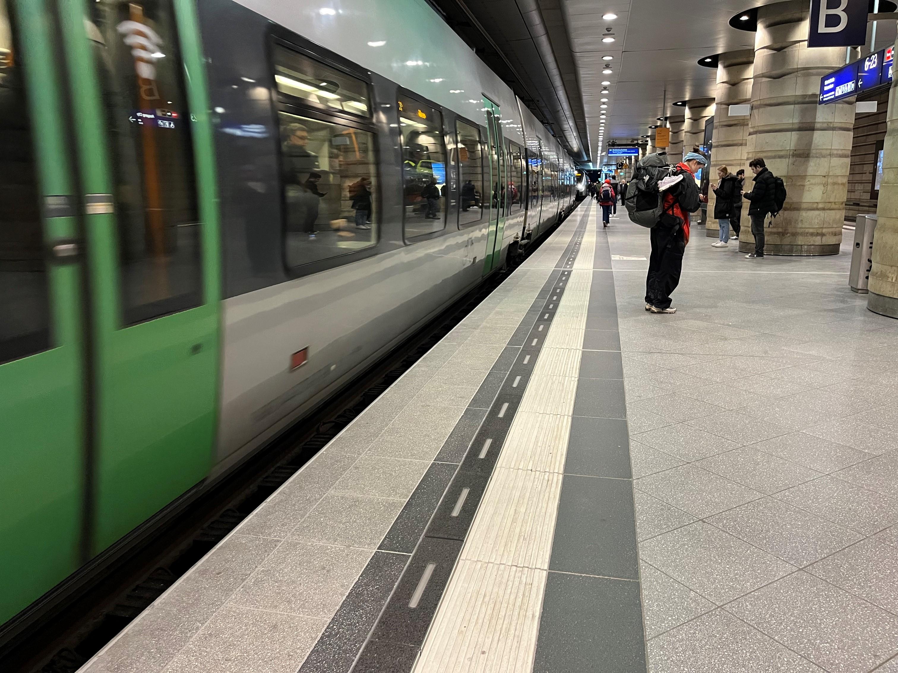 Die leuchtende Bahnsteigkante des Hauptbahnhofs Leipzig.