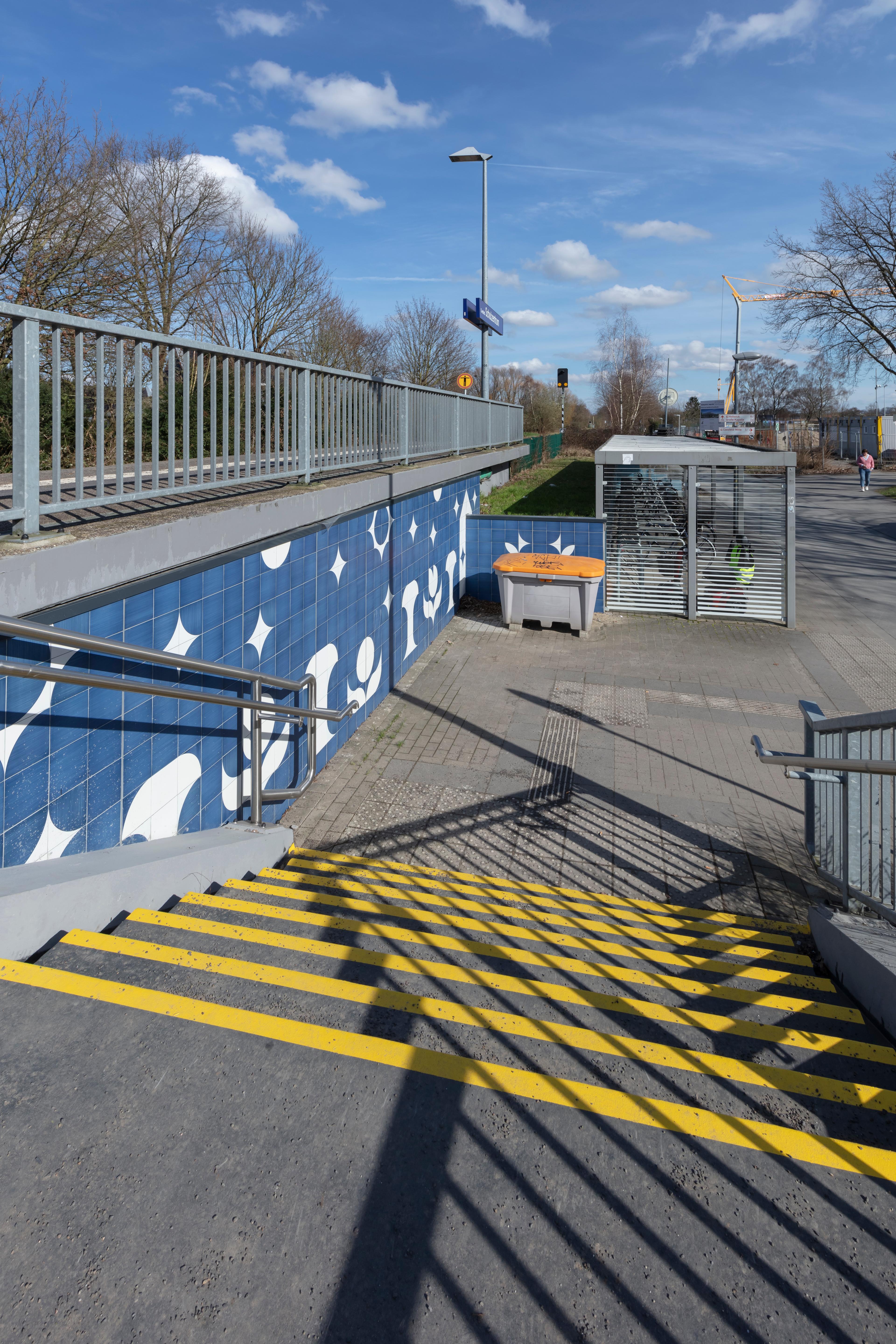 Der Zugang zu den Bahnsteigen des ländlichen Zubringerbahnhofs Coesfeld Schulzentrum.