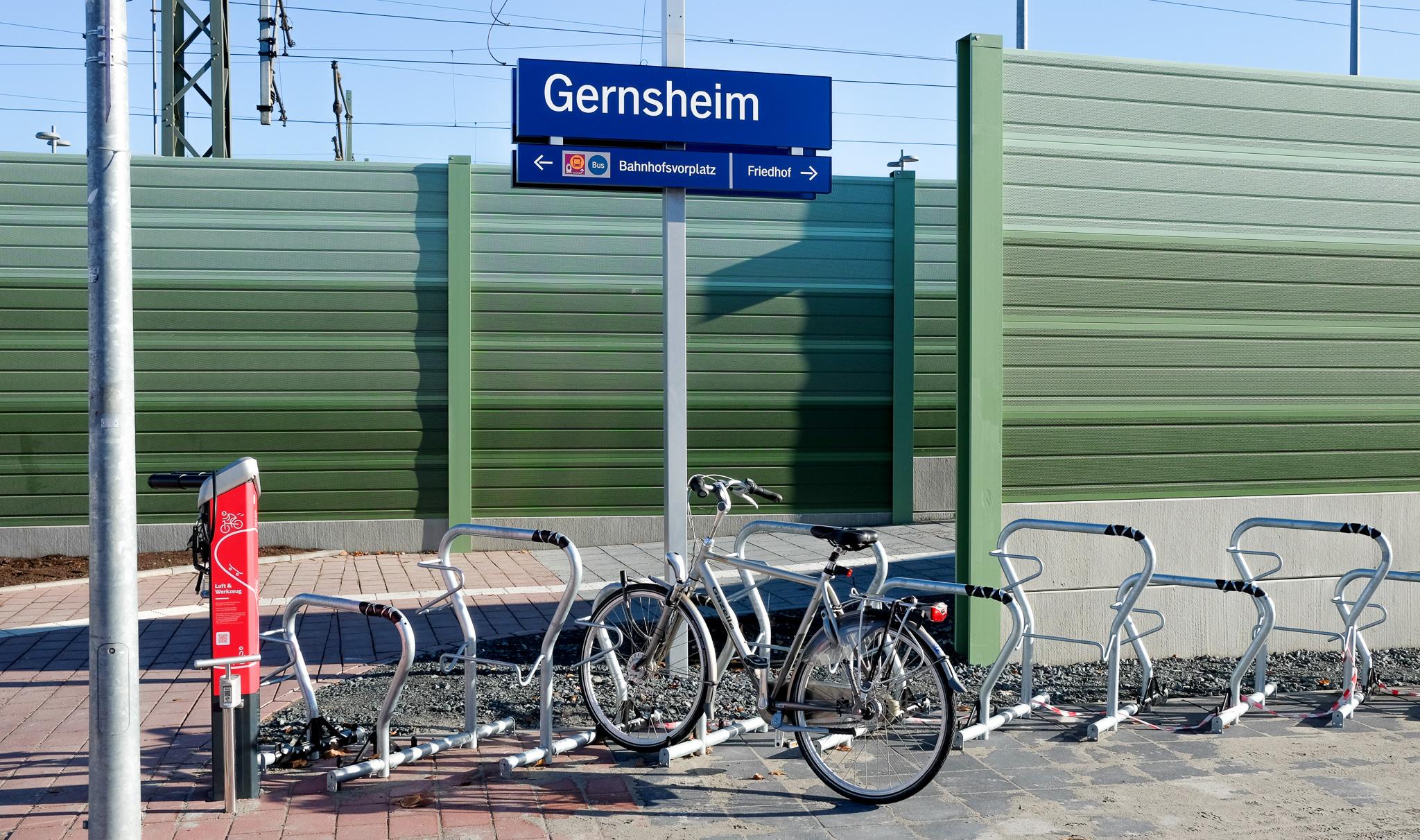 Blick auf die neue Fahrradstellplätze am Bahnhof Gernsheim.