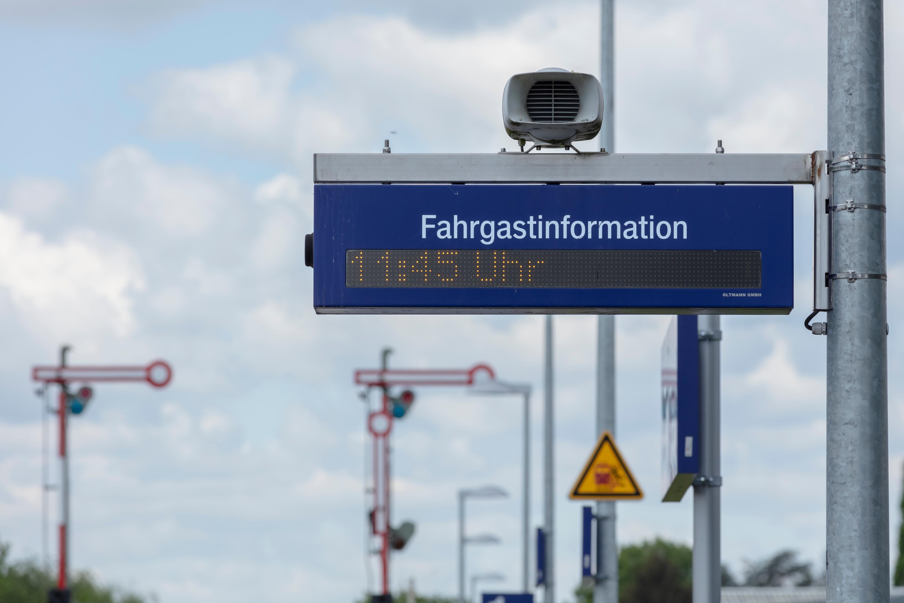 Der Blick auf die Zugzielanzeiger des Bahnhofs Großen Buseck nach der Aufwertung